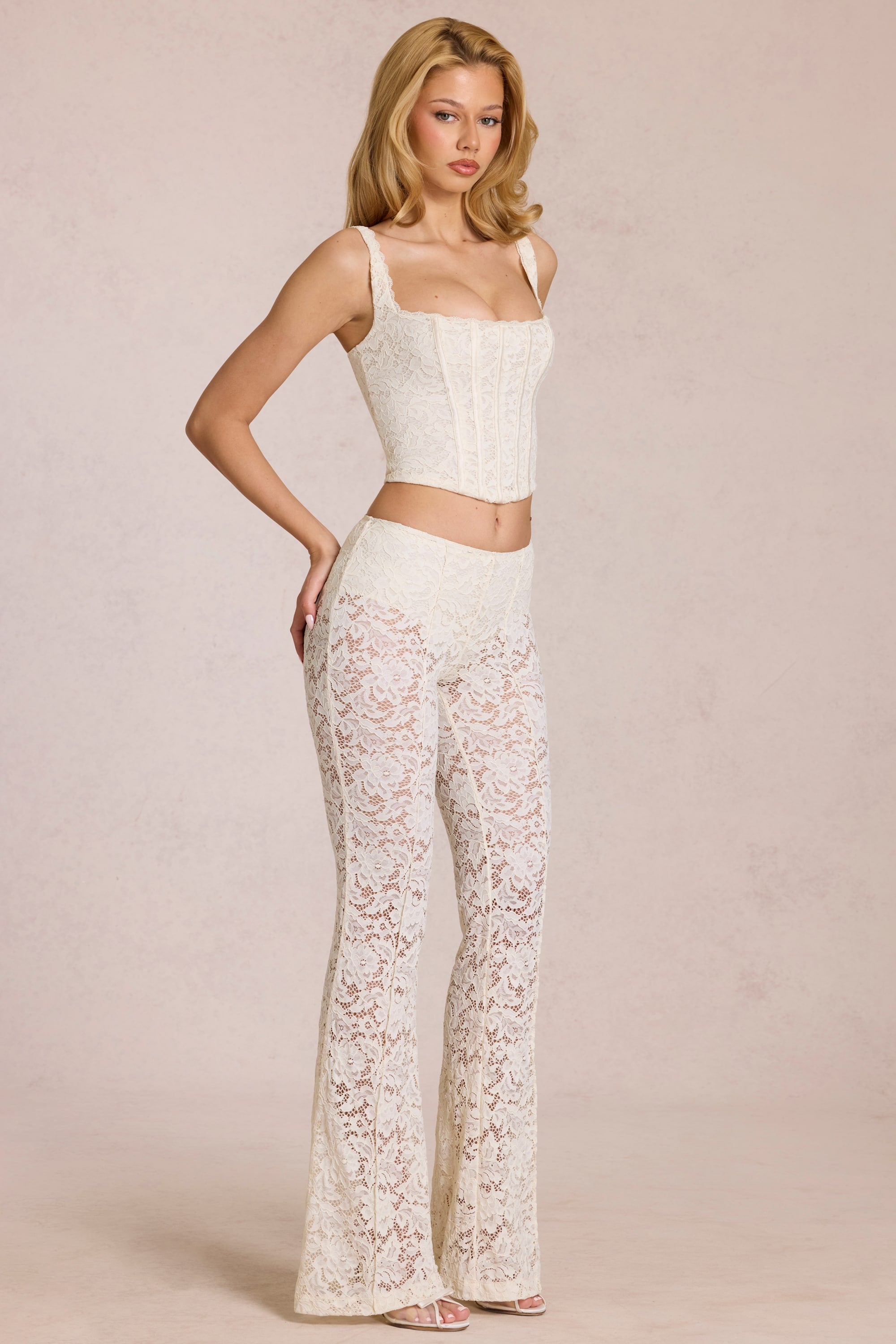 Pantalones acampanados de tiro medio con encaje transparente en color perla