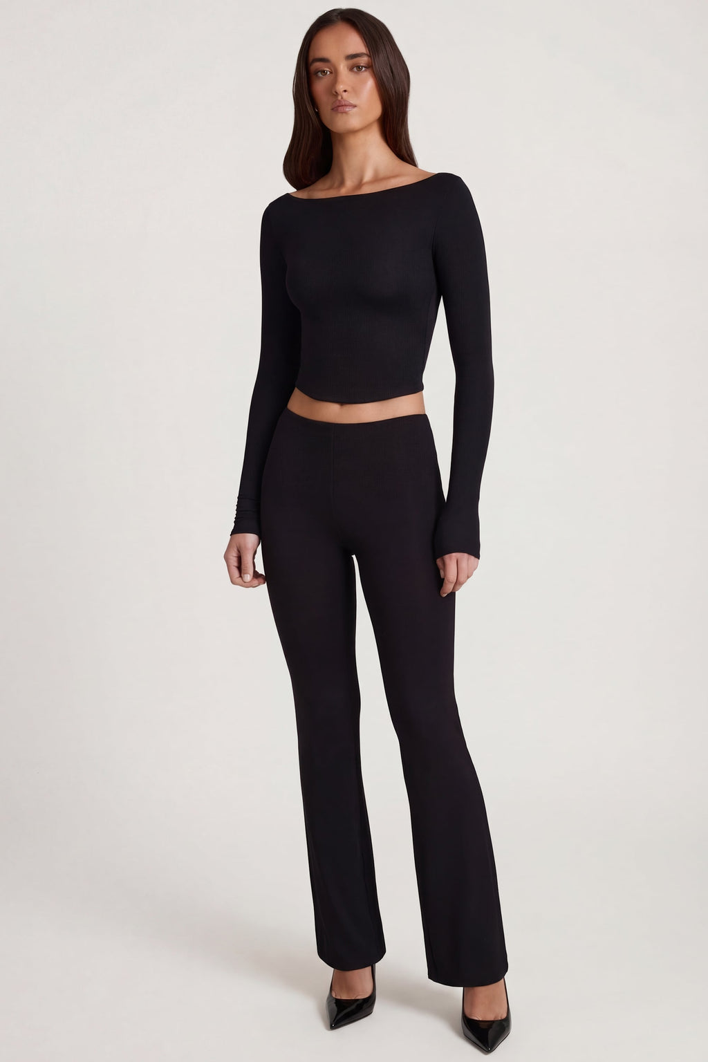 Pantalones acampanados de tiro medio de modal en negro