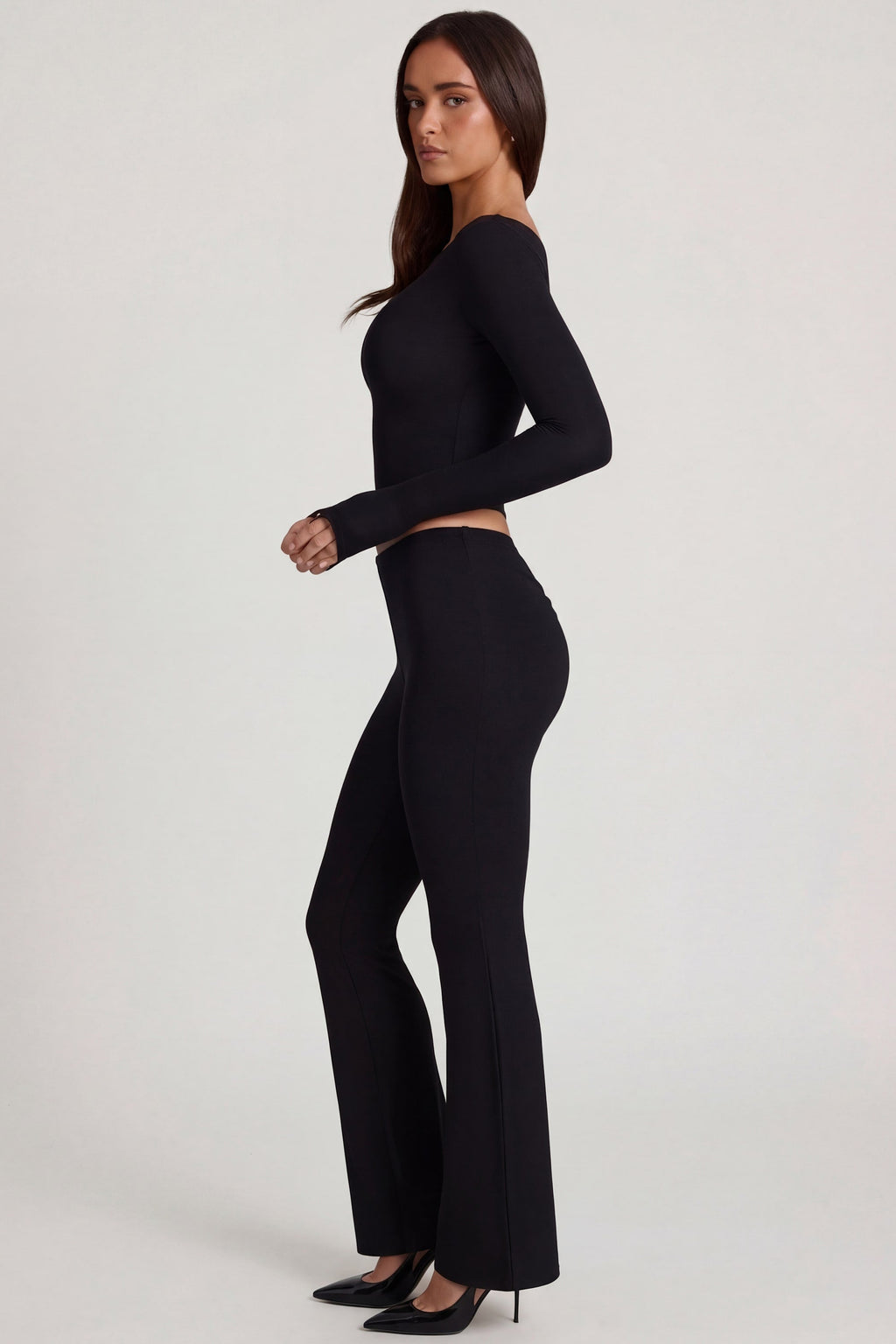 Pantalones acampanados de tiro medio de modal en negro