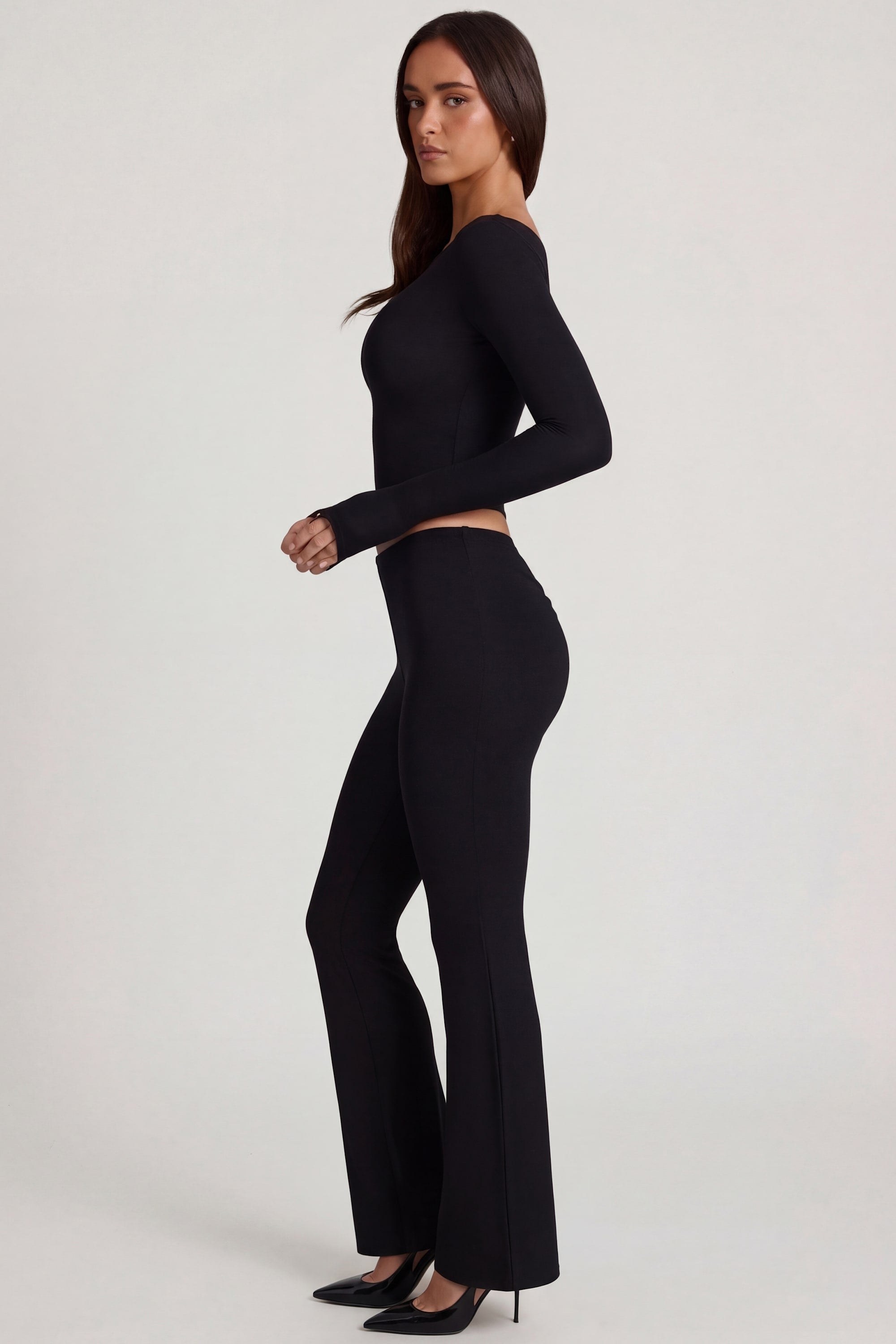 Pantalones acampanados de tiro medio de modal en negro