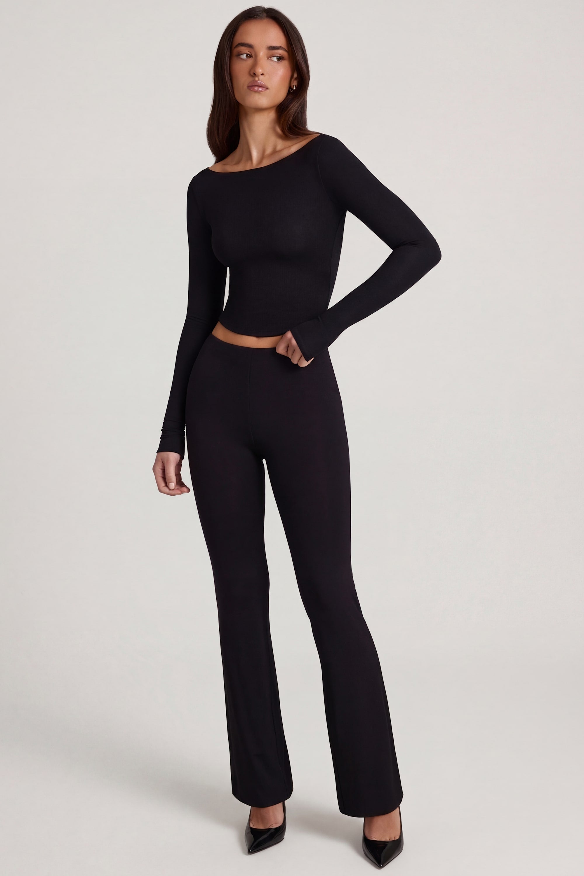 Pantalones acampanados de tiro medio de modal en negro