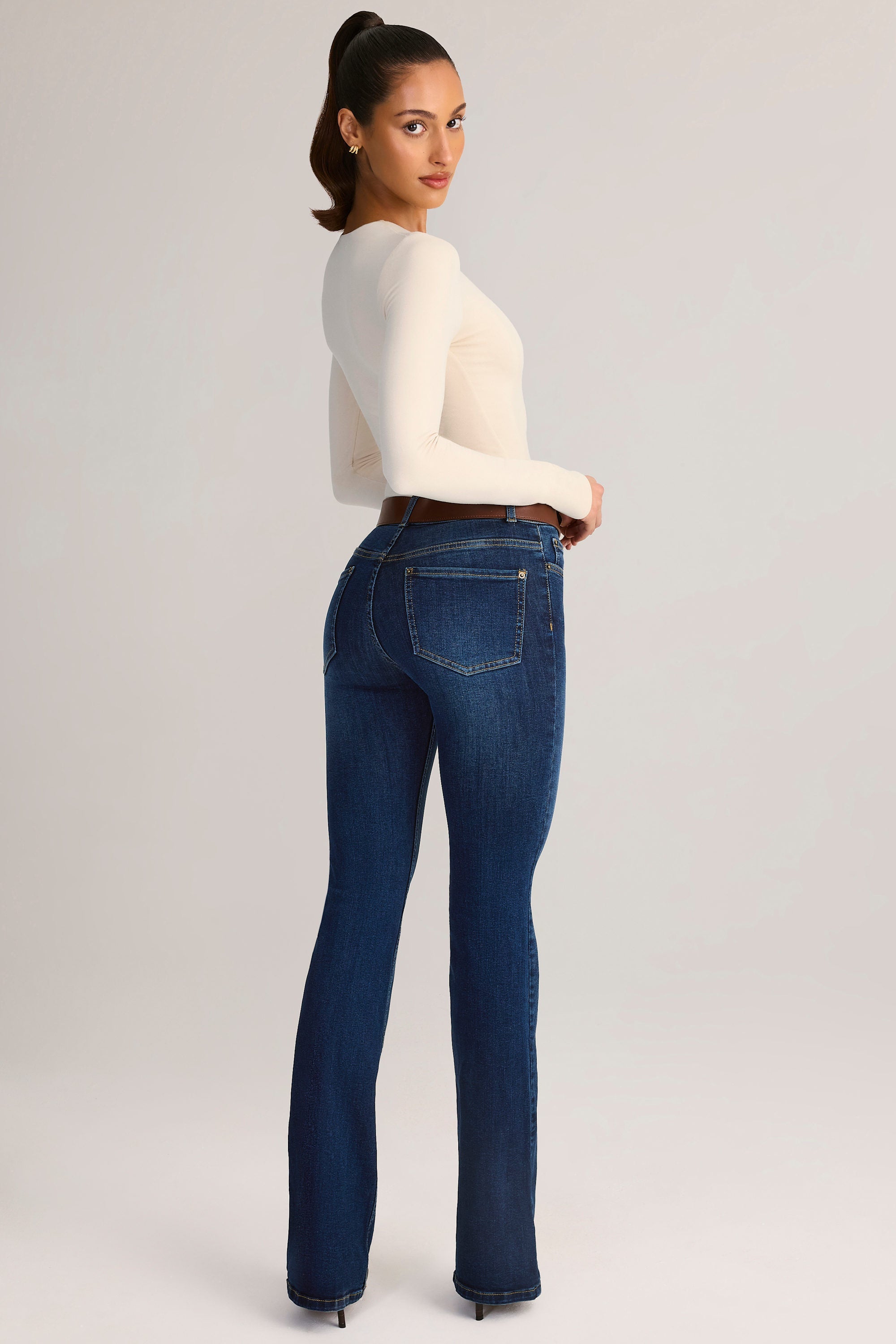 Vaqueros de denim de tiro medio acampanados en índigo