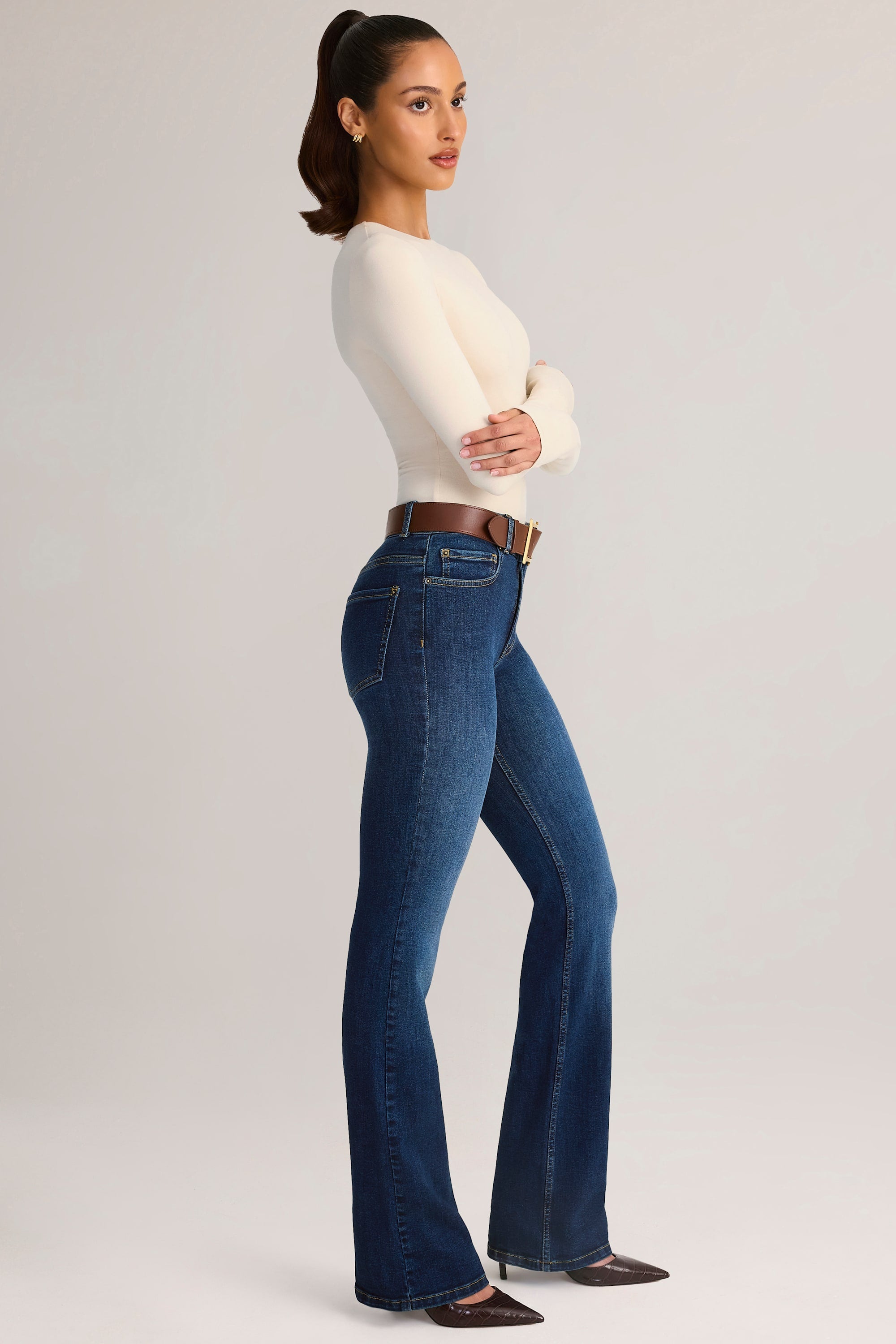 Vaqueros de denim de tiro medio acampanados en índigo