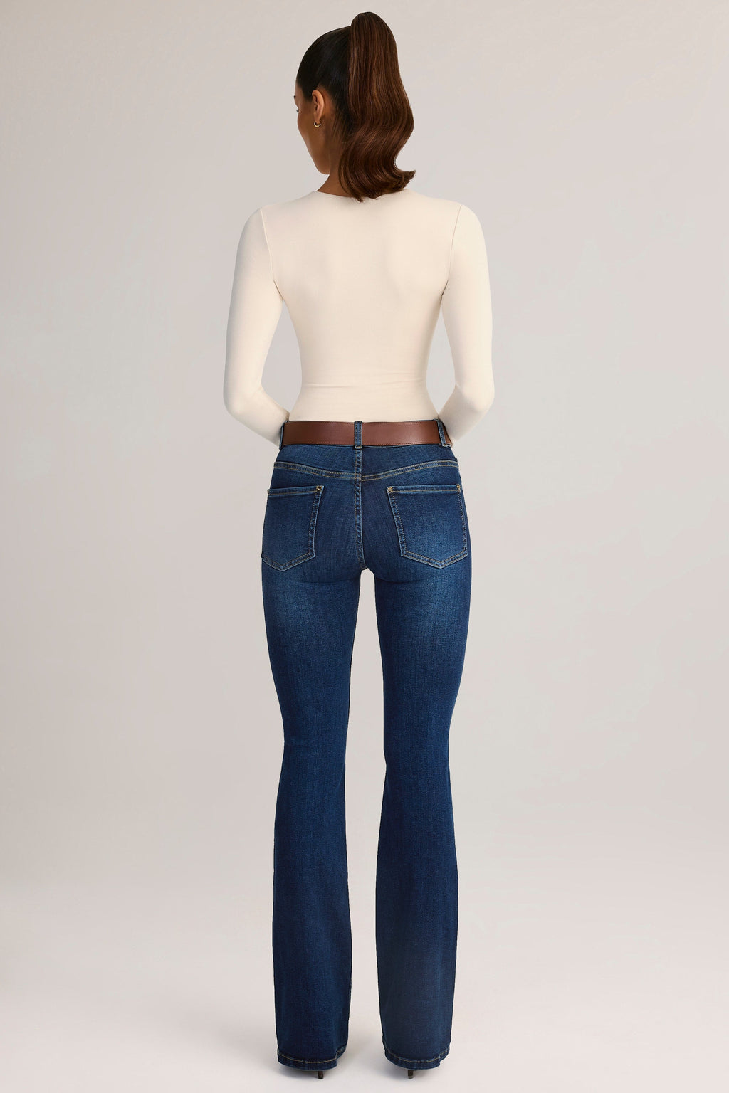 Vaqueros de denim de tiro medio acampanados en índigo