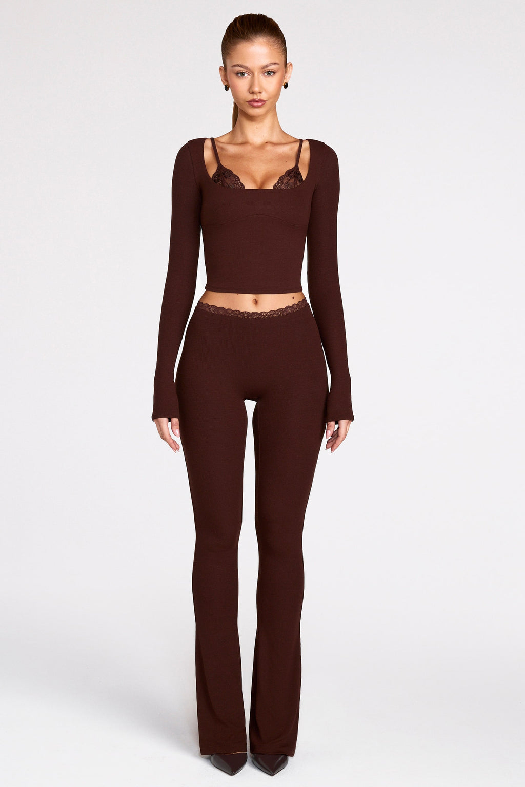 Pantalones acampanados de modal de tiro medio en marrón chocolate