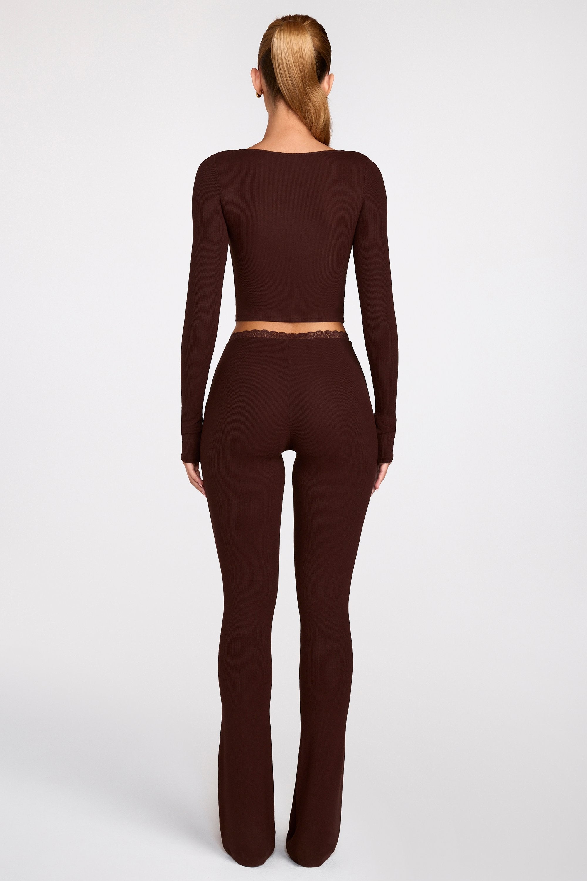 Pantalones acampanados de modal de tiro medio en marrón chocolate