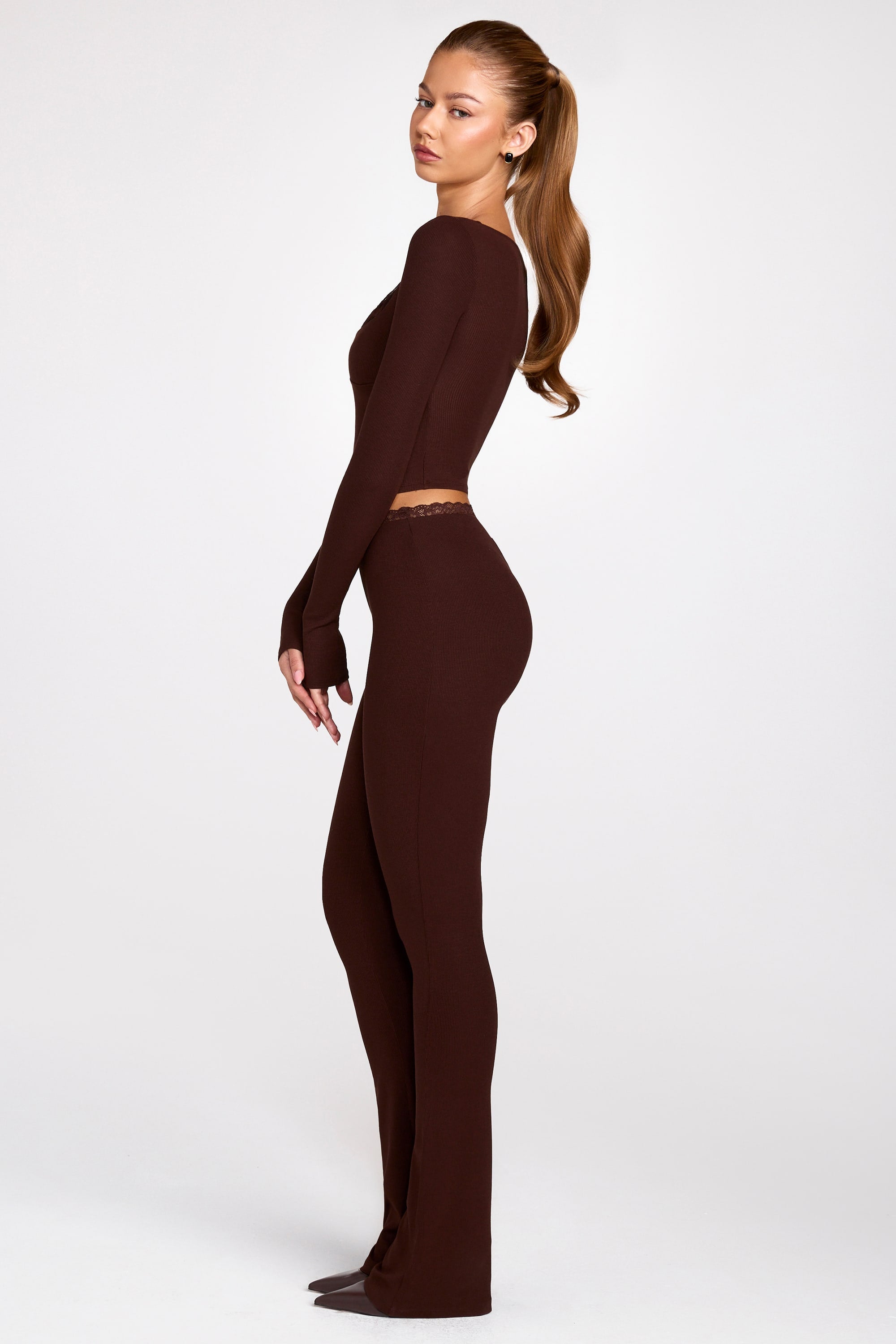 Pantalones acampanados de modal de tiro medio en marrón chocolate