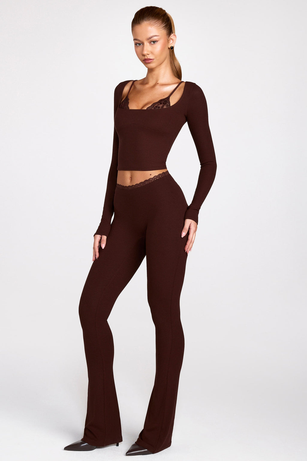 Pantalones acampanados de modal de tiro medio en marrón chocolate