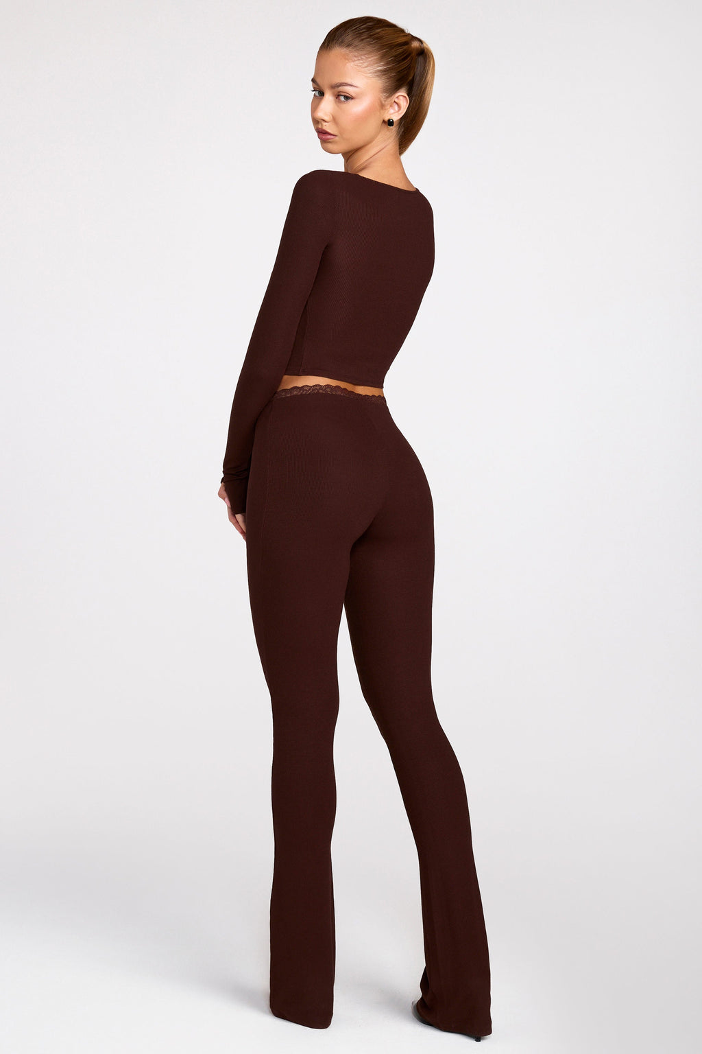 Pantalones acampanados de modal de tiro medio en marrón chocolate