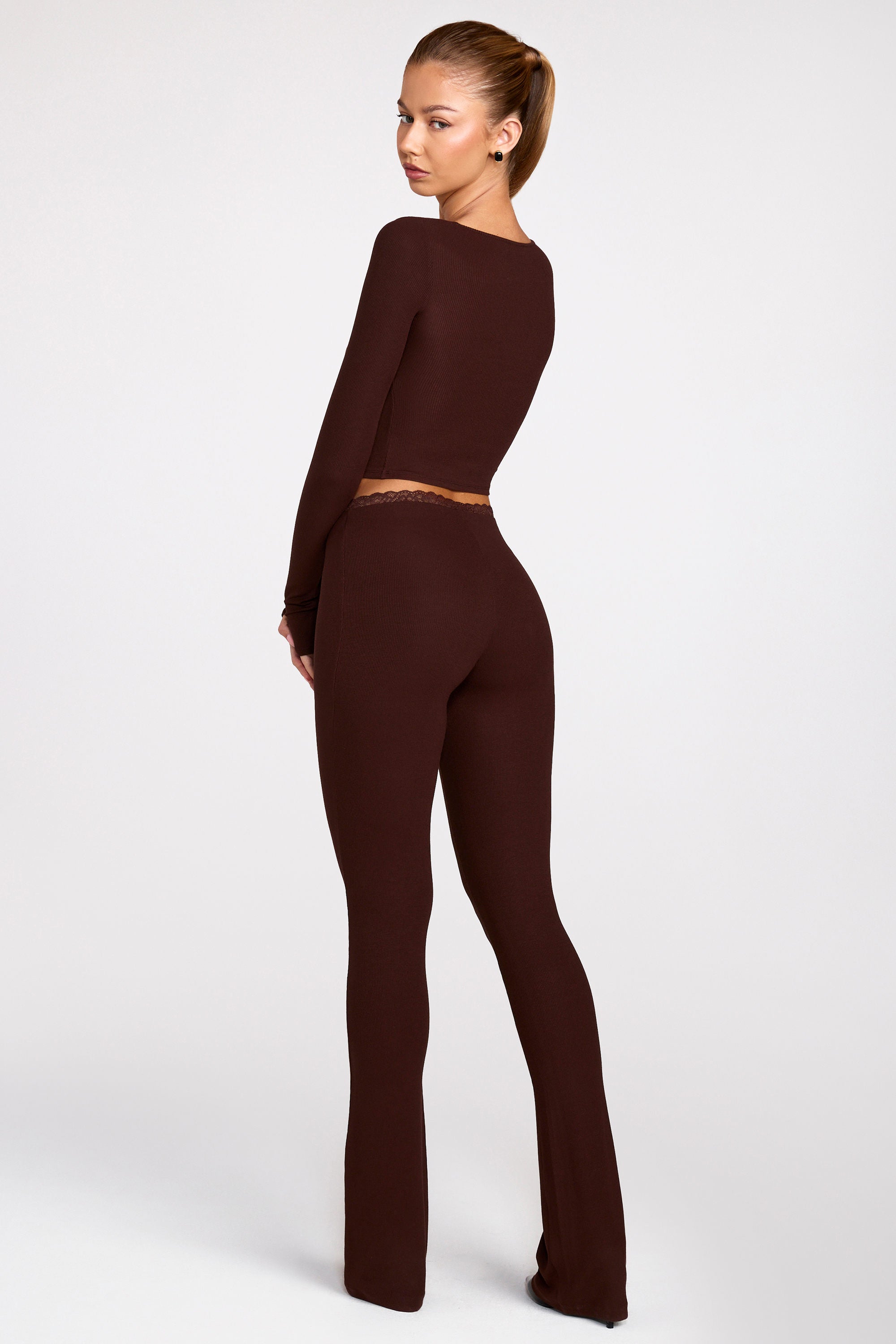 Pantalones acampanados de modal de tiro medio en marrón chocolate