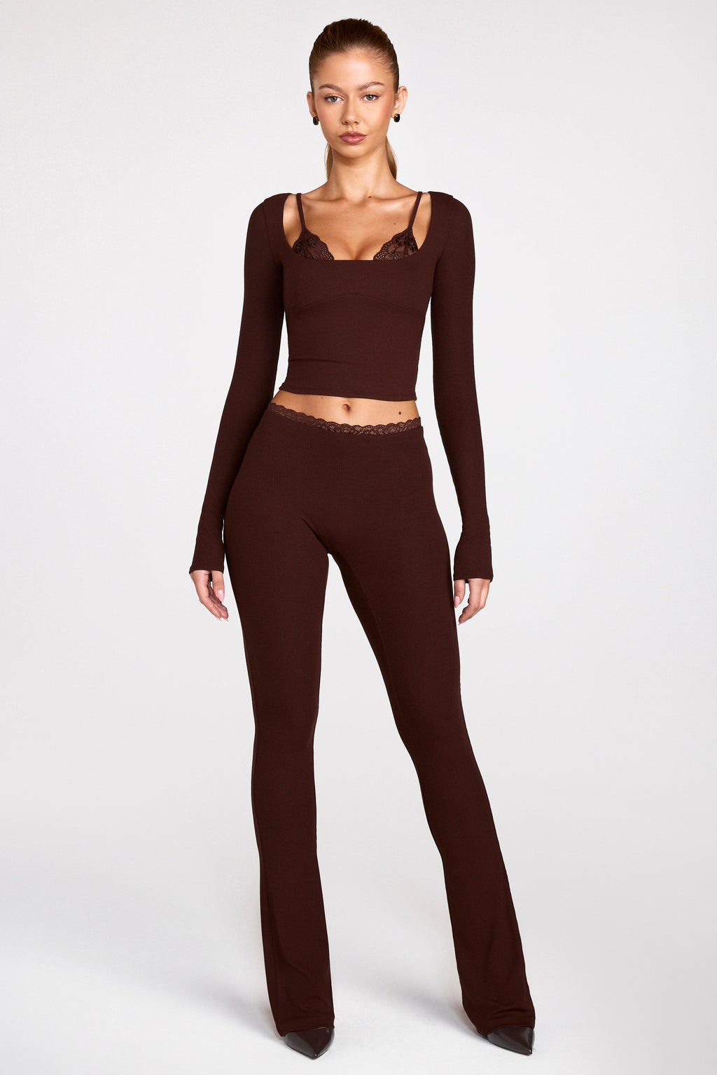 Pantalones acampanados de modal de tiro medio en marrón chocolate