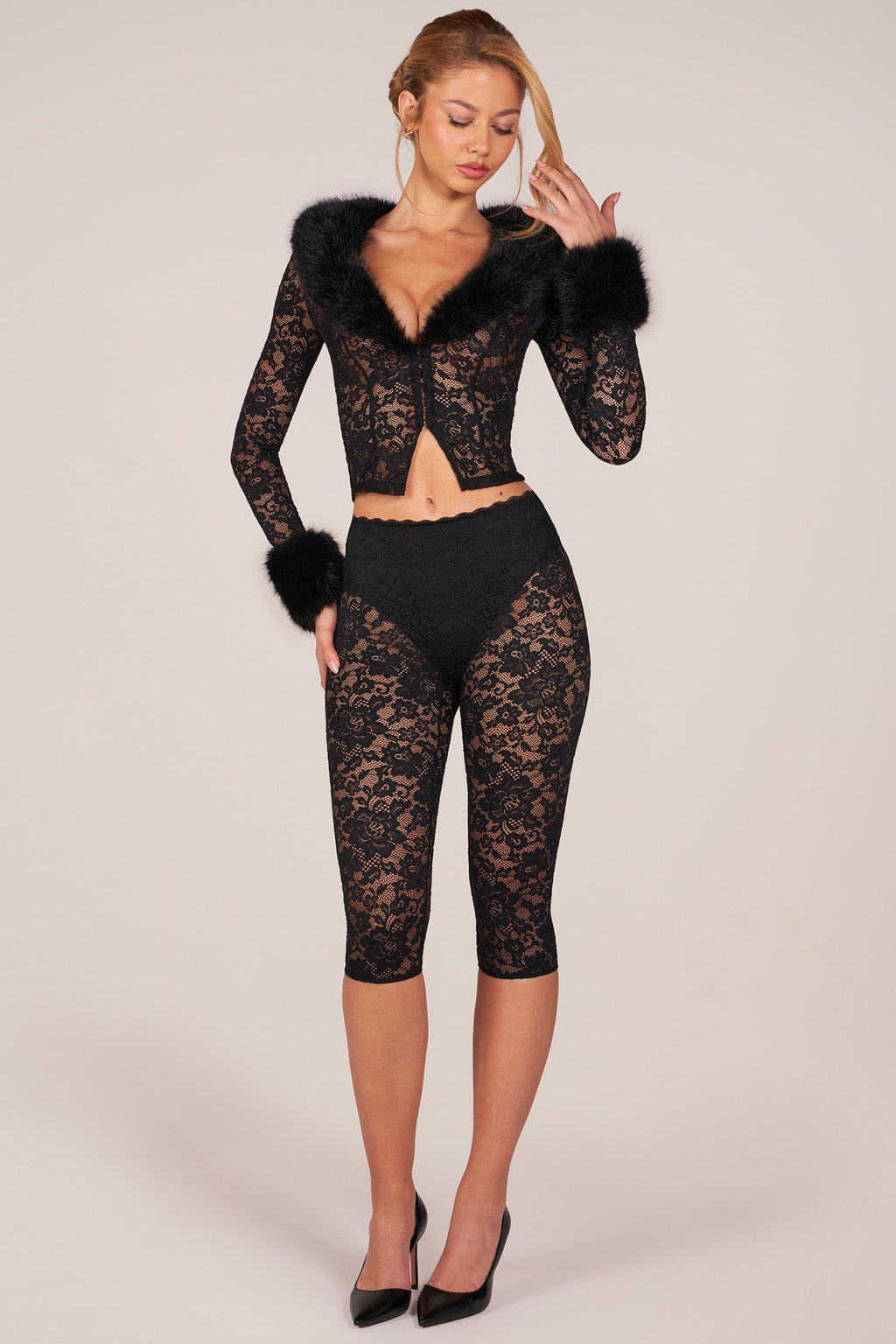 Pantalones capri con encaje en negro