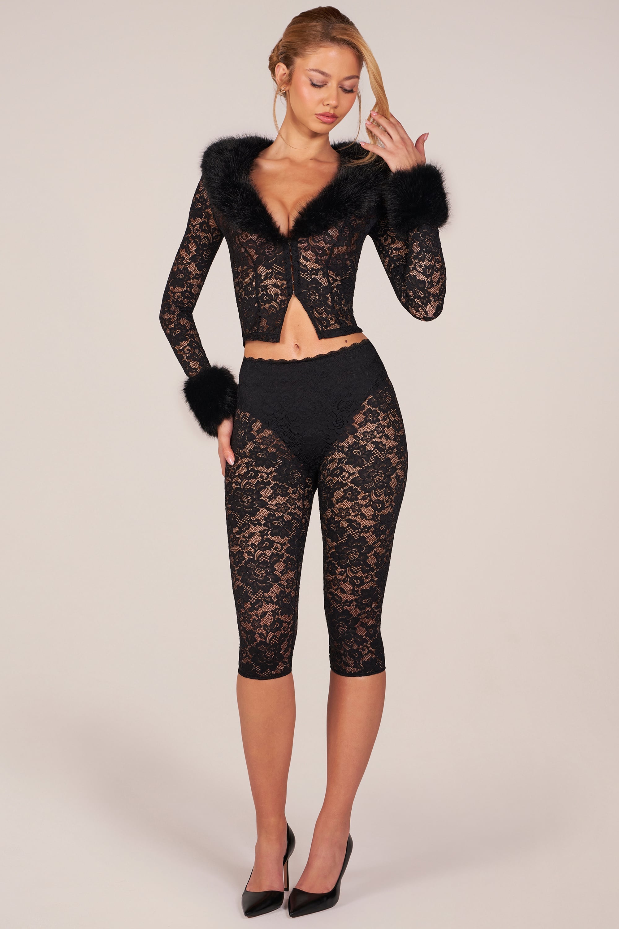 Pantalones capri con encaje en negro