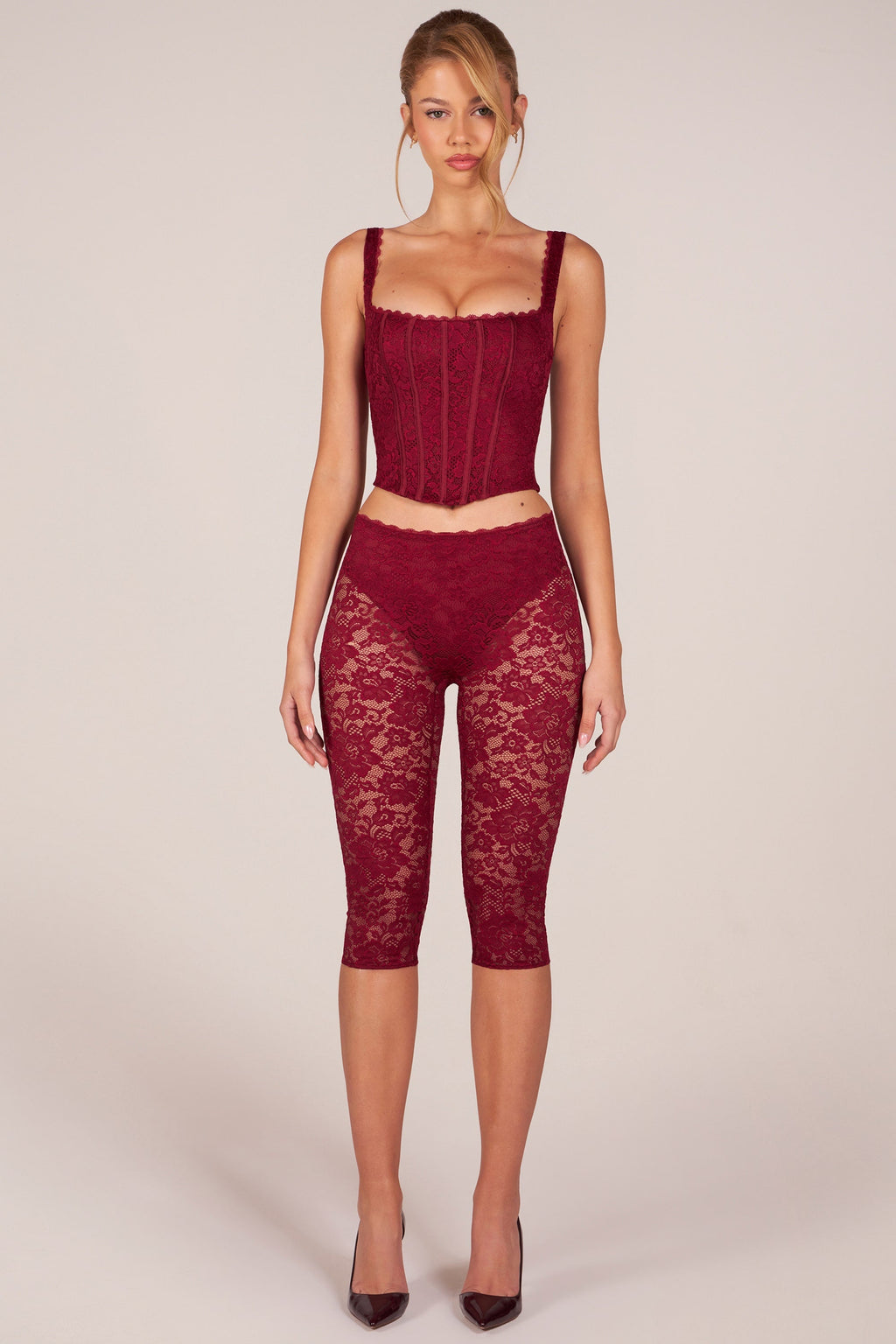 Pantalones Capri con encaje en rojo cereza
