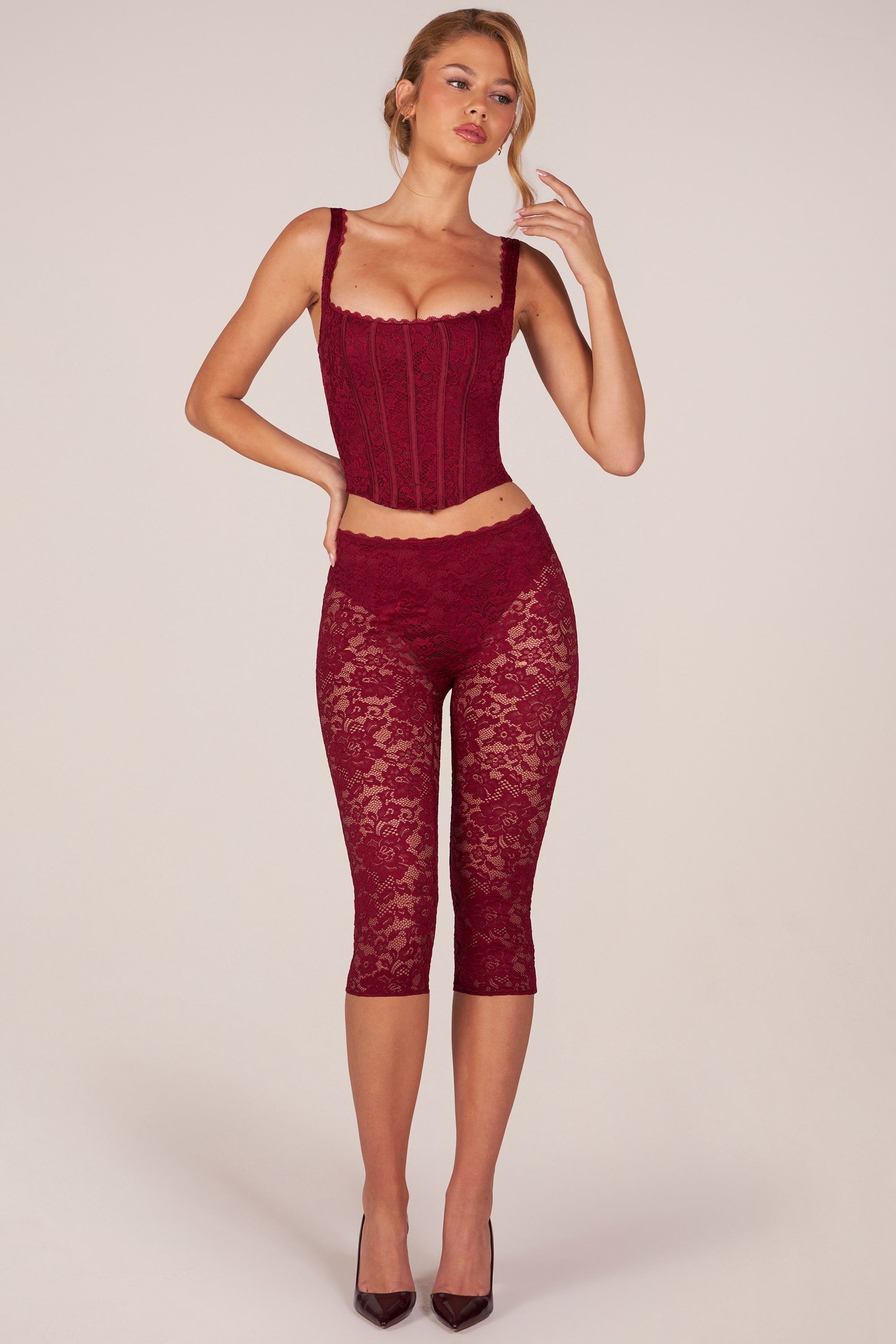 Pantalones Capri con encaje en rojo cereza