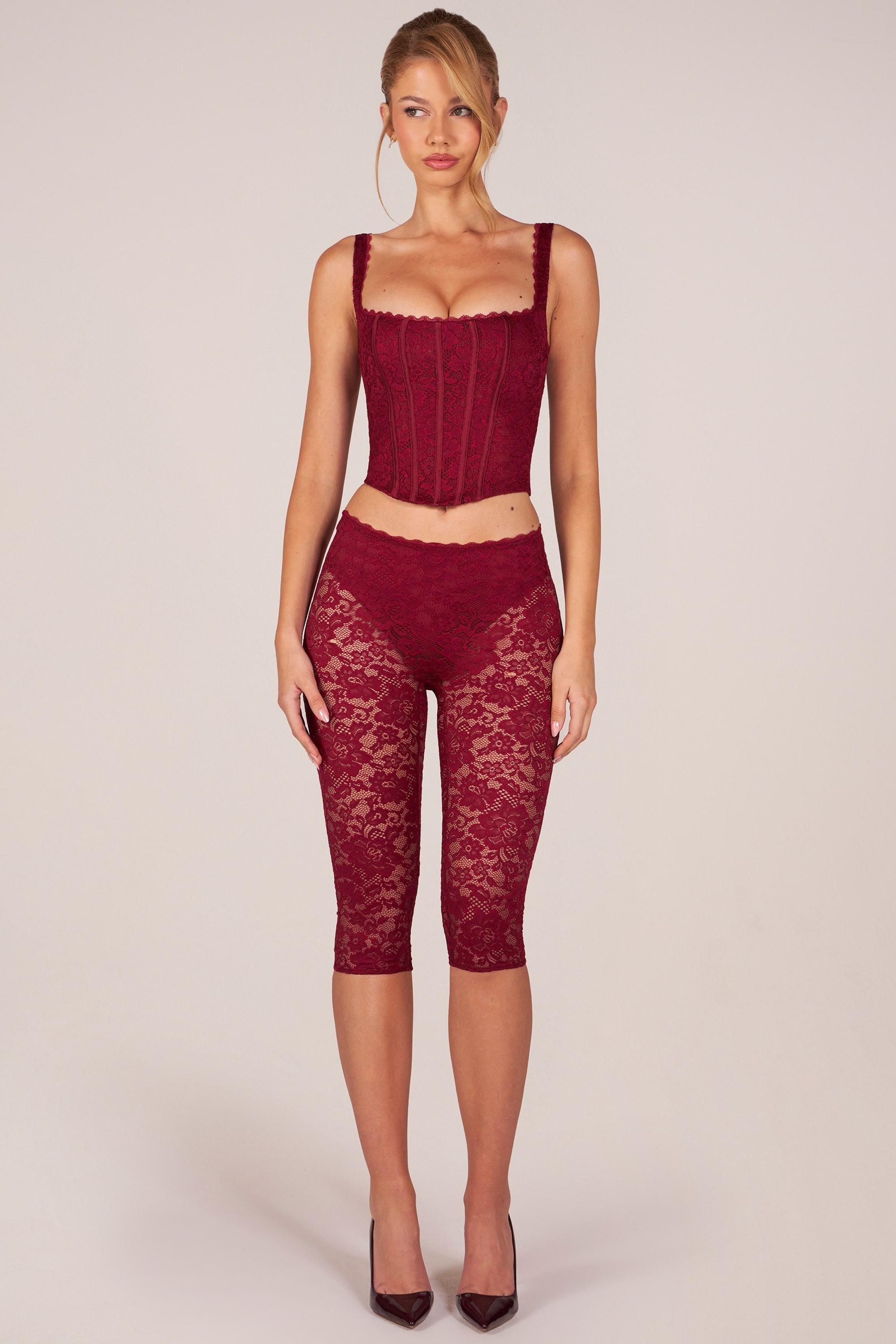 Pantalones Capri con encaje en rojo cereza