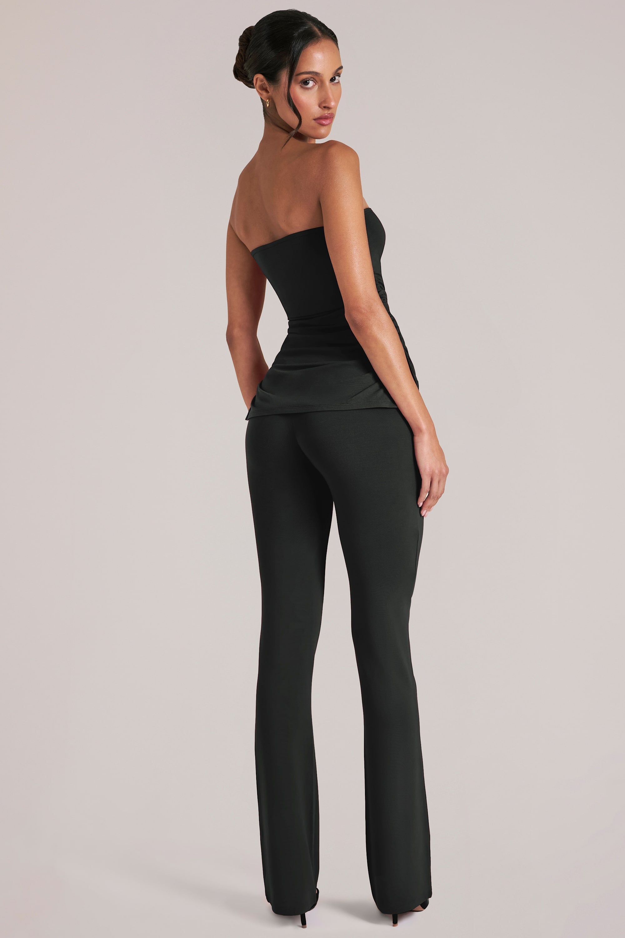 Pantalones de tiro medio ajustados en negro