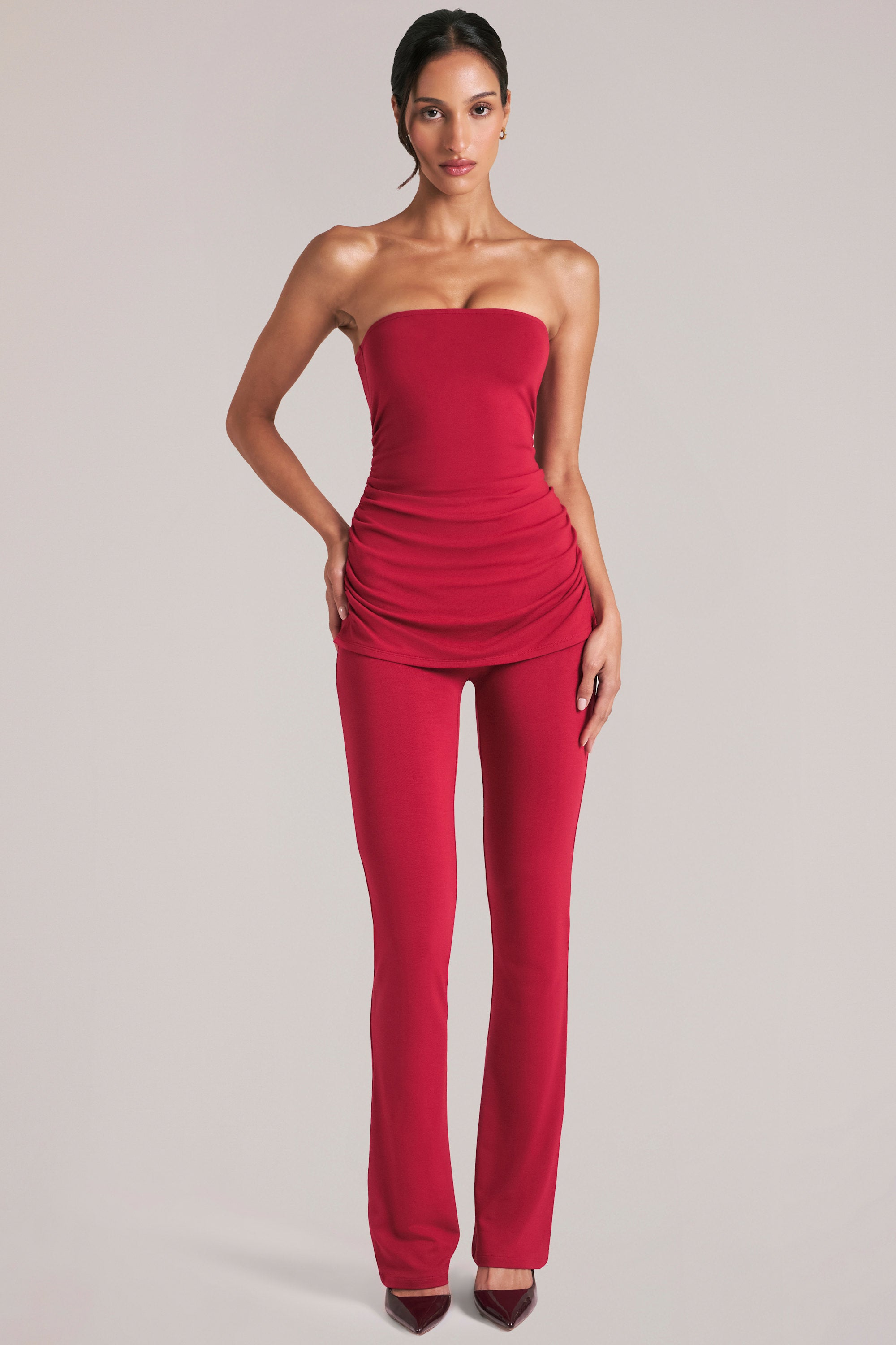 Pantalones de tiro medio entallados en rojo cereza