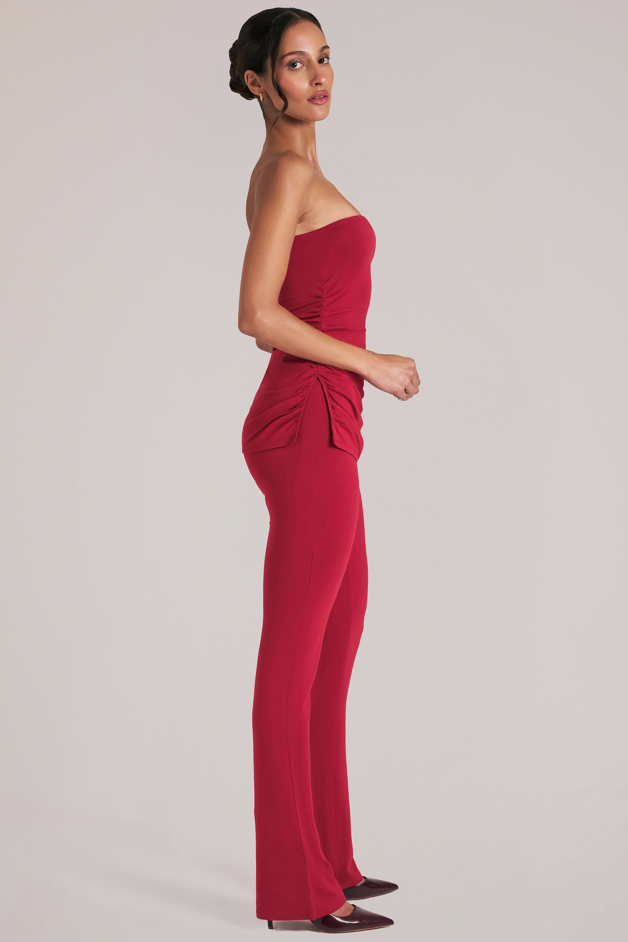 Pantalones de tiro medio entallados en rojo cereza