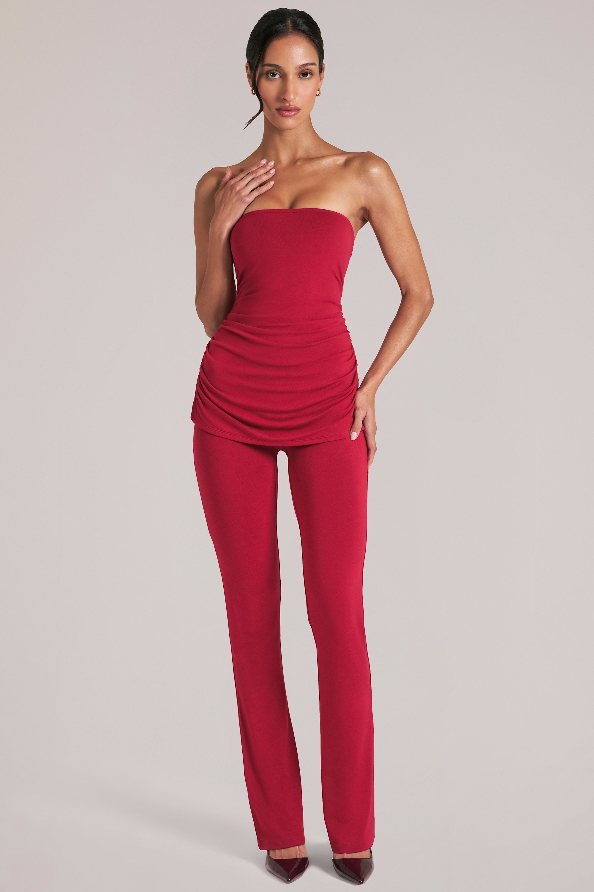 Pantalones de tiro medio entallados en rojo cereza