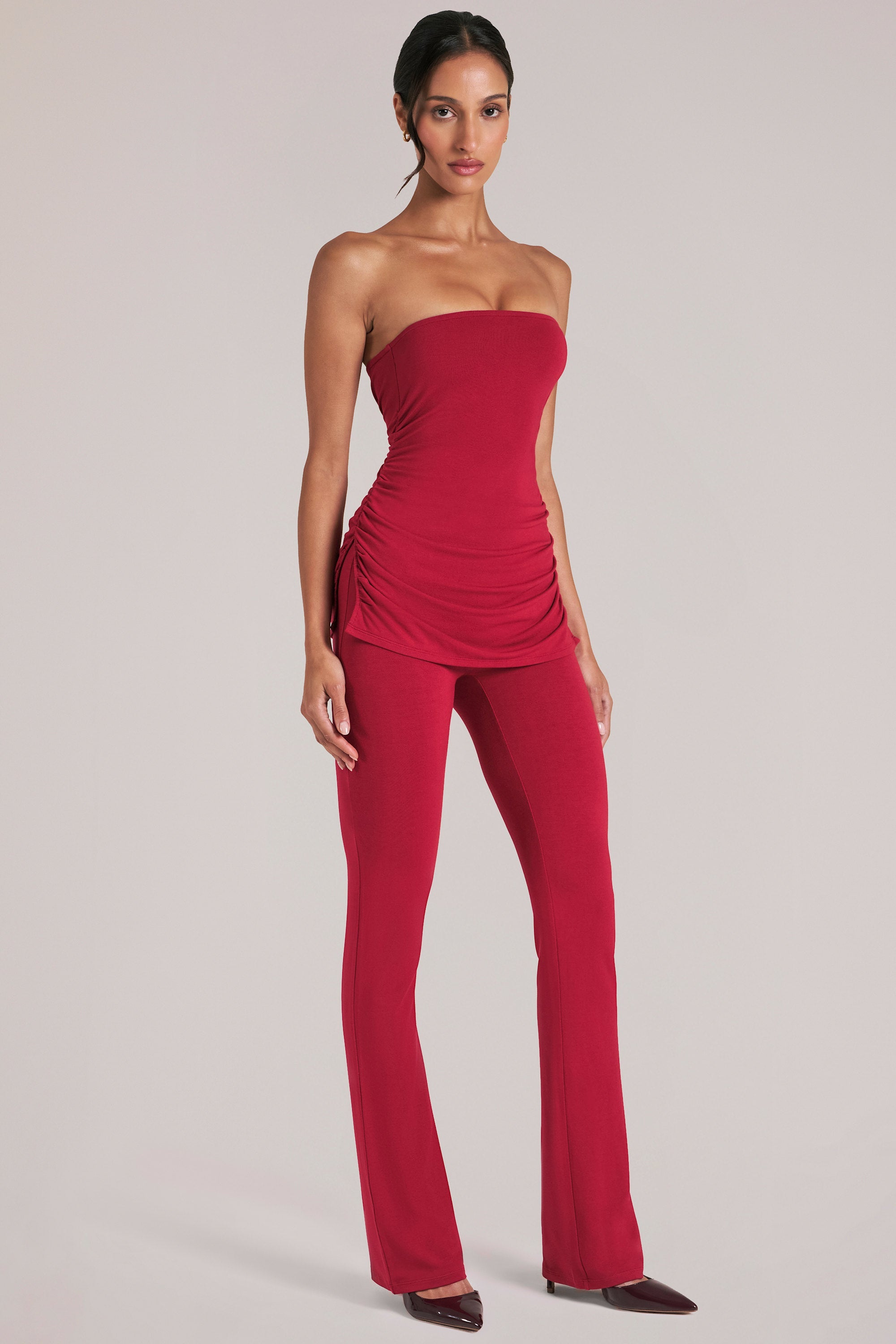 Pantalones de tiro medio entallados en rojo cereza