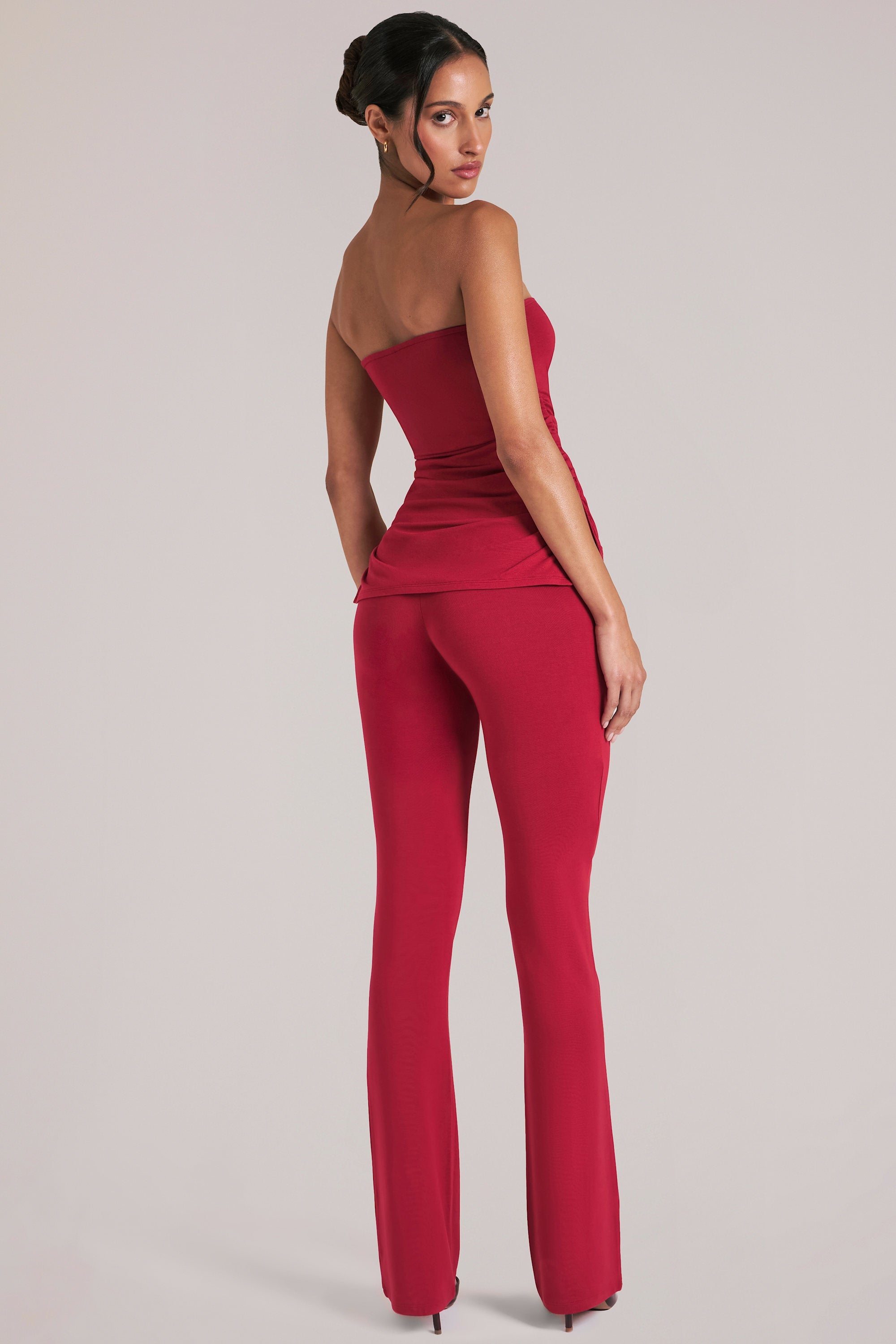 Pantalones de tiro medio entallados en rojo cereza