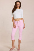 Vaqueros Capri de tiro medio en rosa claro