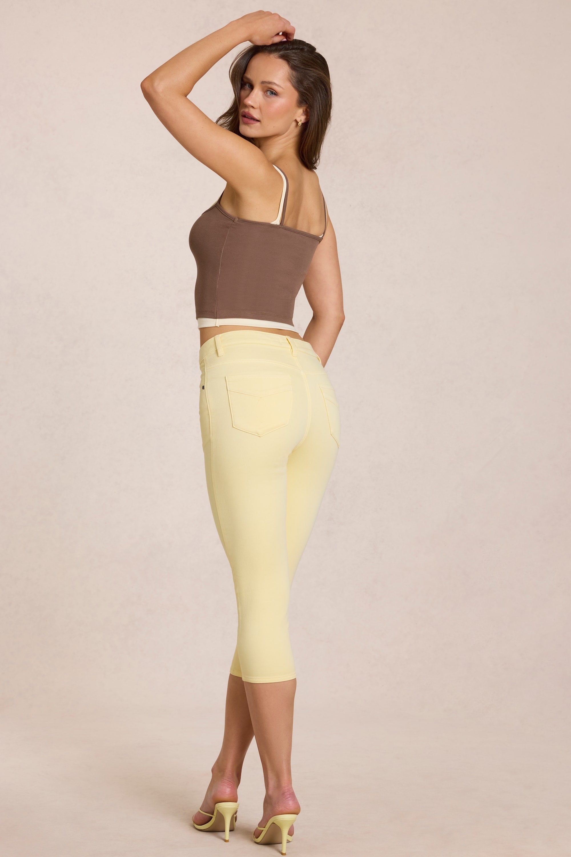 Vaqueros Capri de tiro medio en amarillo limón