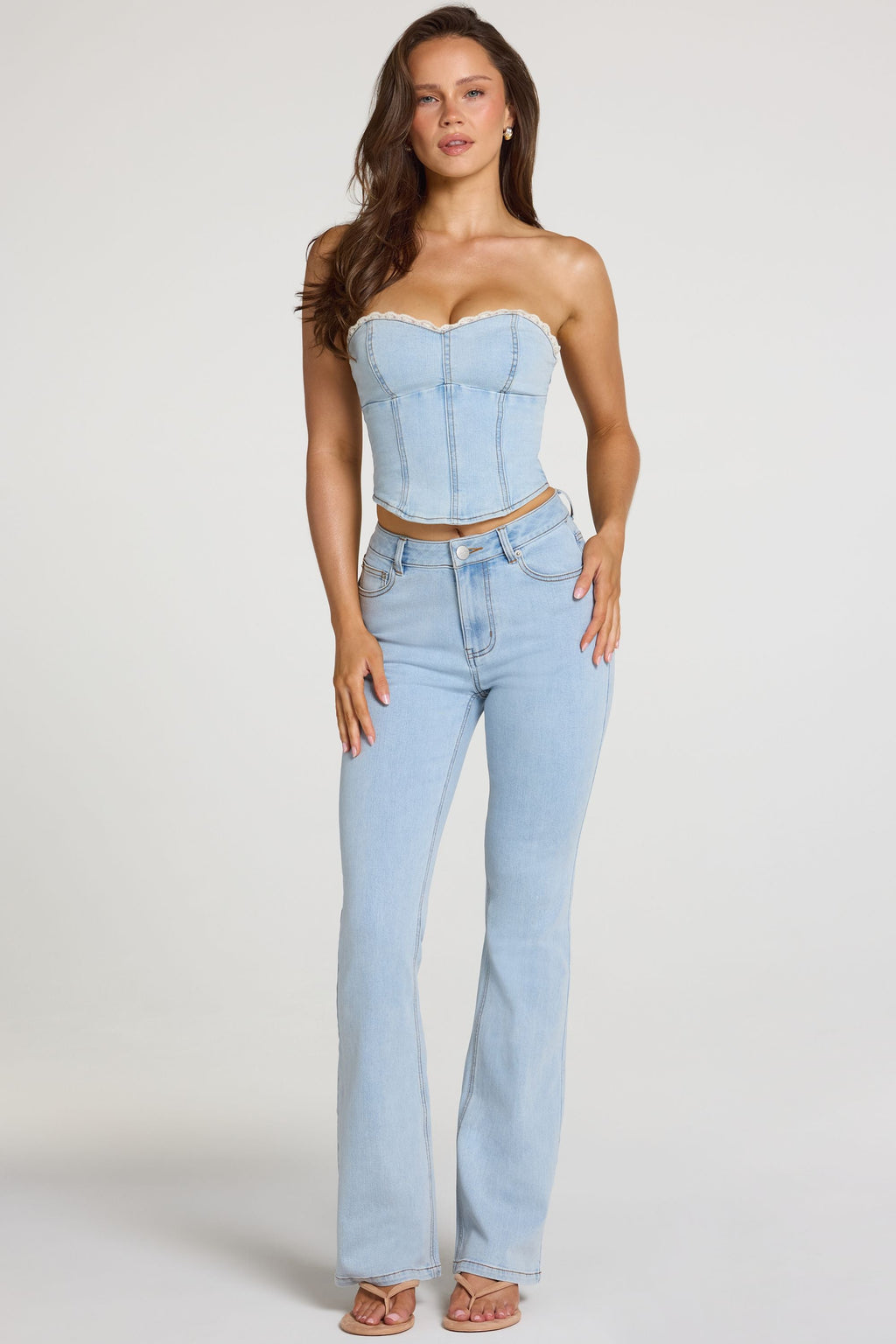 Vaqueros de tiro medio con corte bootcut en denim claro