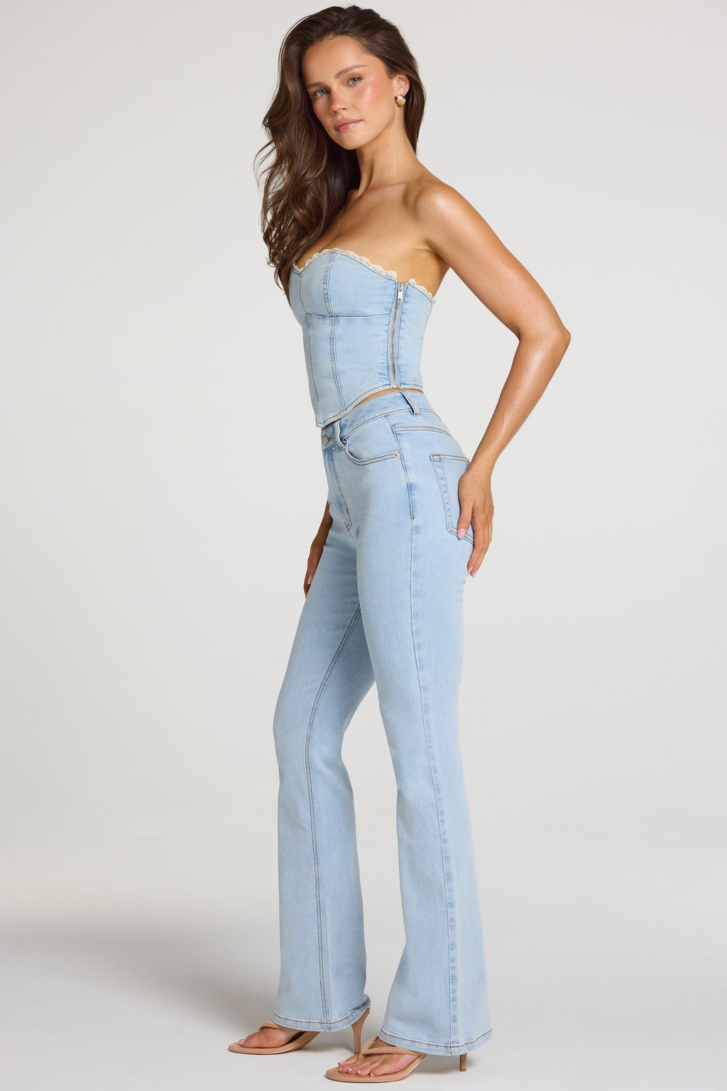 Vaqueros de tiro medio con corte bootcut en denim claro