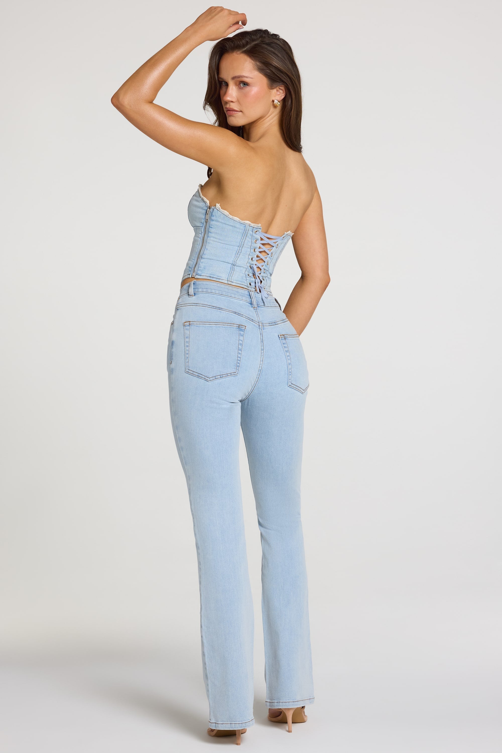 Vaqueros de tiro medio con corte bootcut en denim claro
