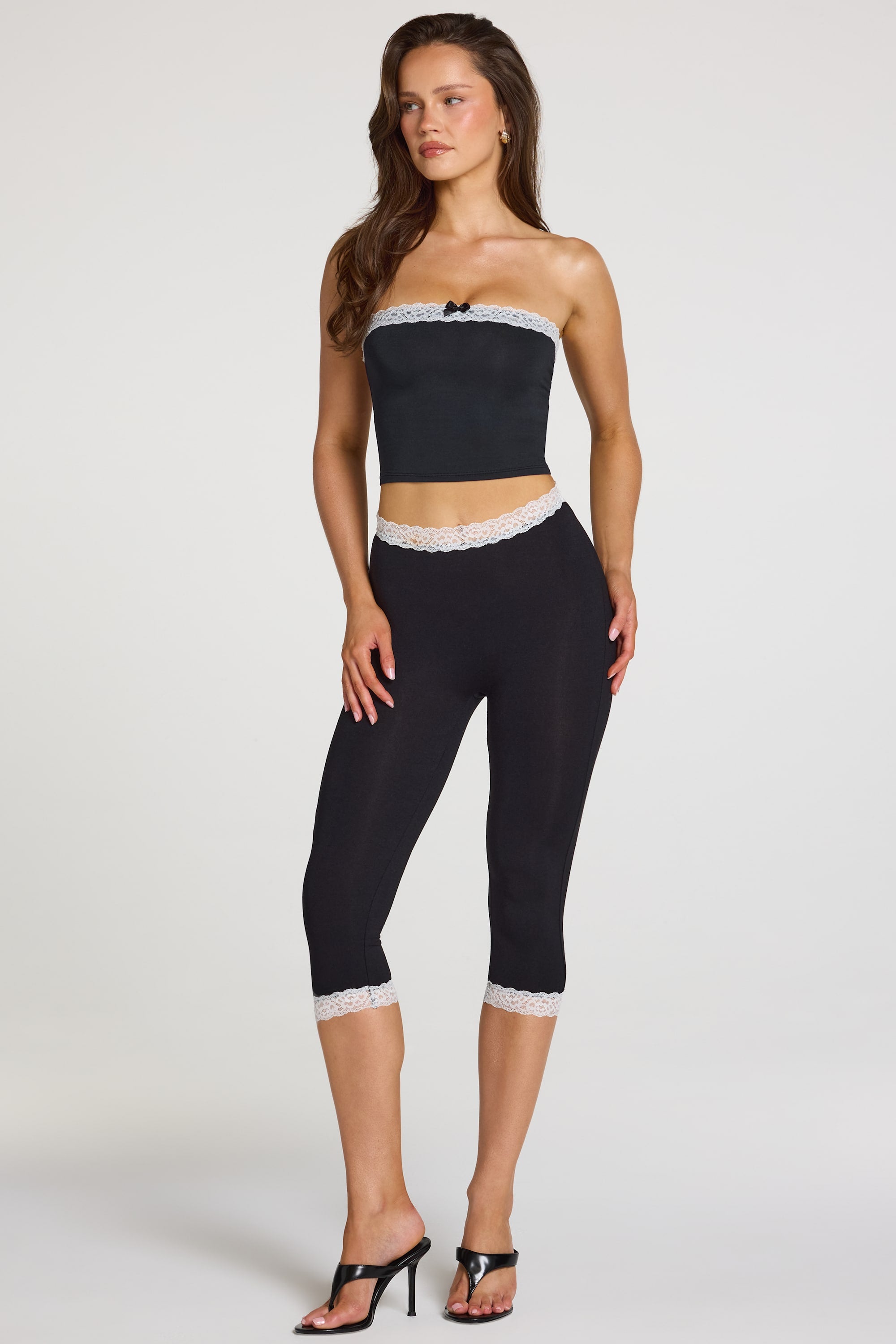 Leggings capri de tiro medio con ribete de encaje de modal en negro
