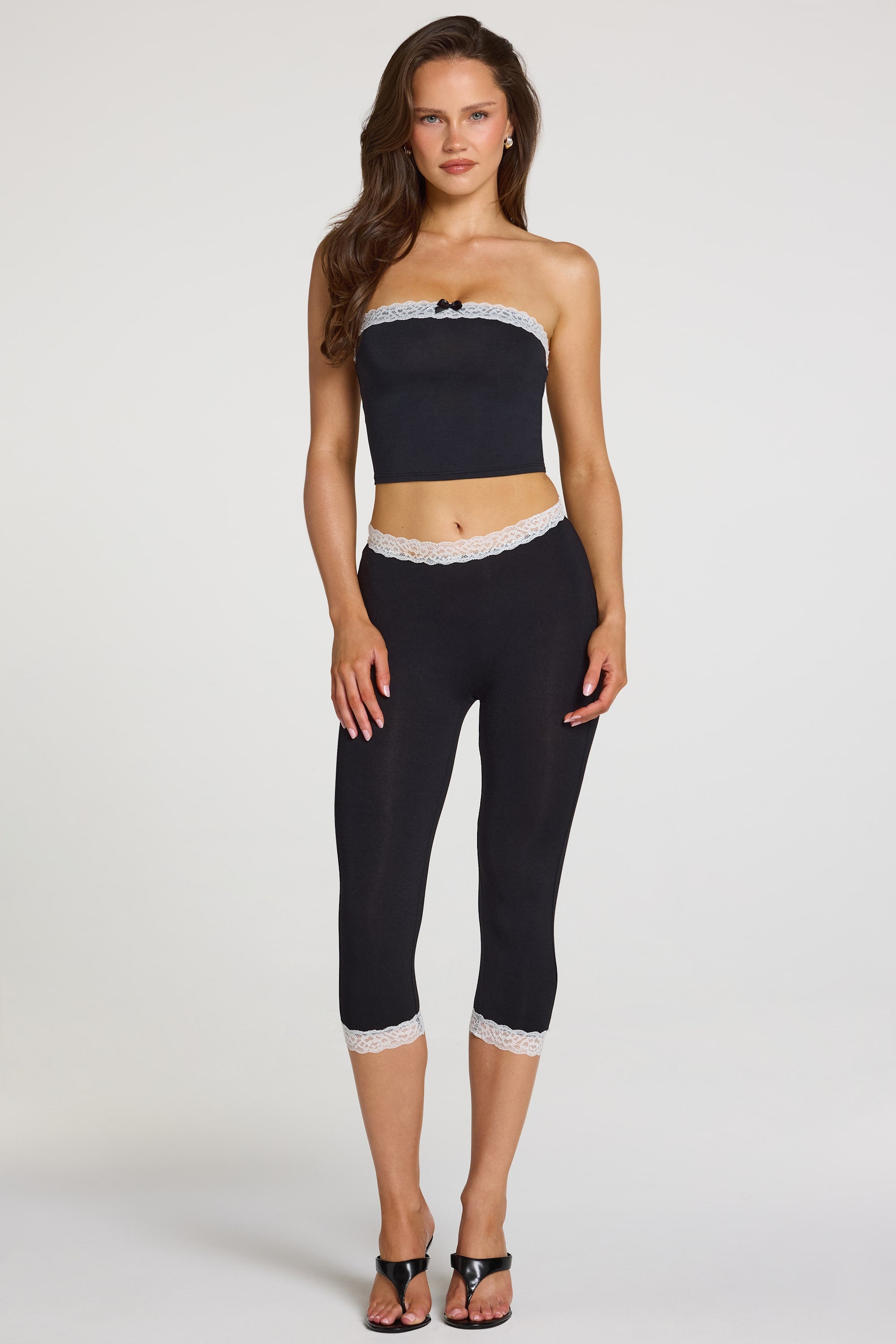 Leggings capri de tiro medio con ribete de encaje de modal en negro