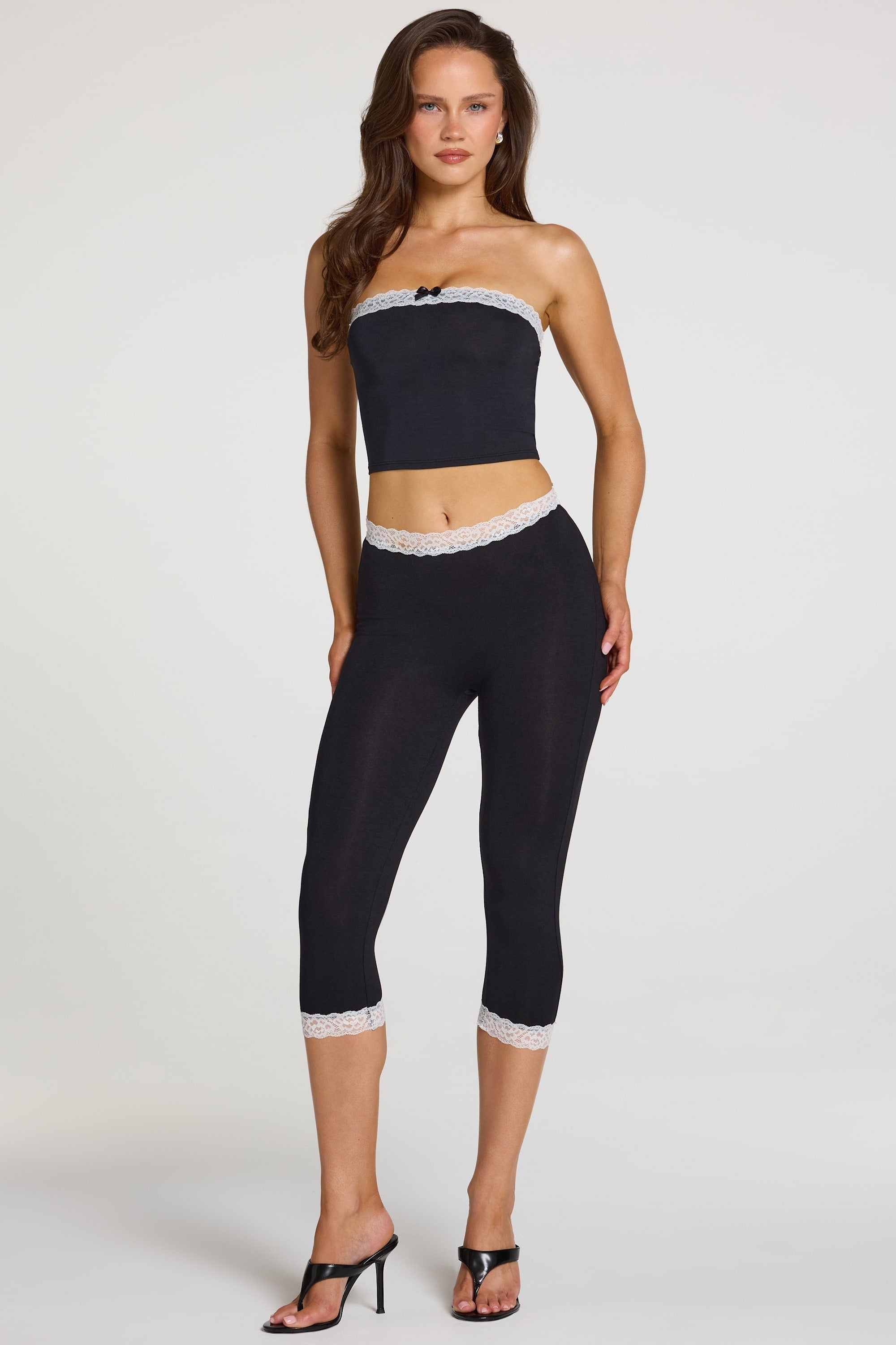 Leggings capri de tiro medio con ribete de encaje de modal en negro