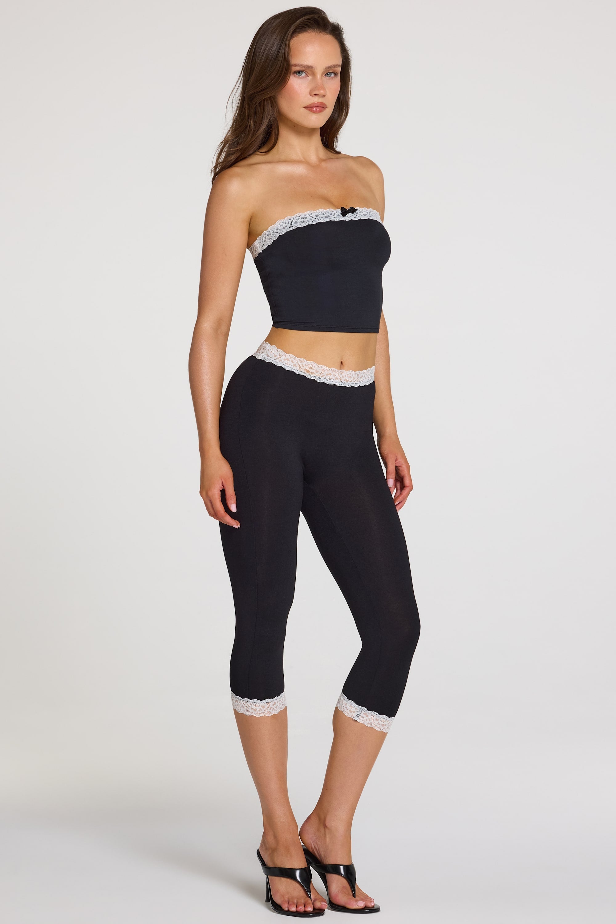 Leggings capri de tiro medio con ribete de encaje de modal en negro