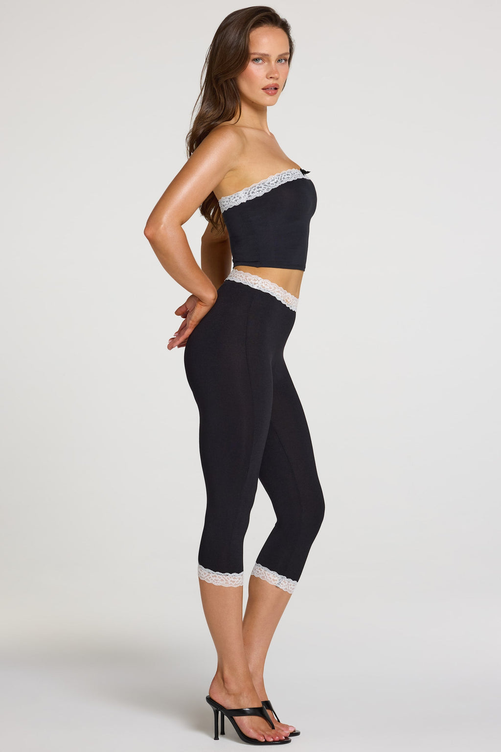 Leggings capri de tiro medio con ribete de encaje de modal en negro