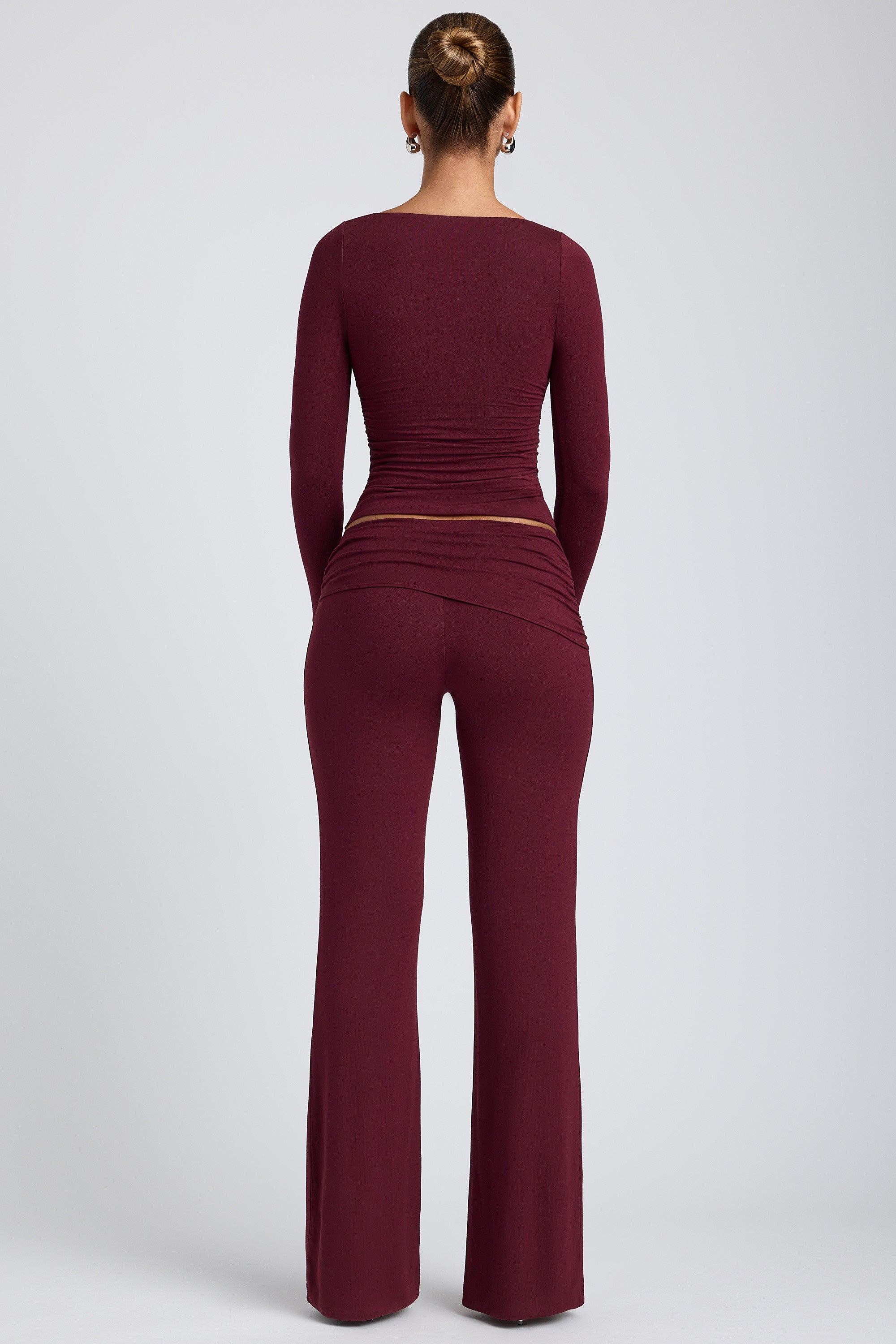 Pantalones rectos de tiro medio en color ciruela