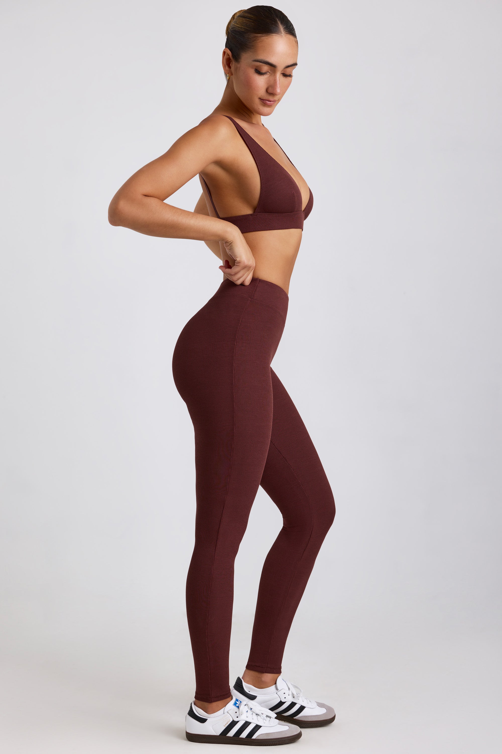 Leggings de modal canalé de cintura alta en color espresso