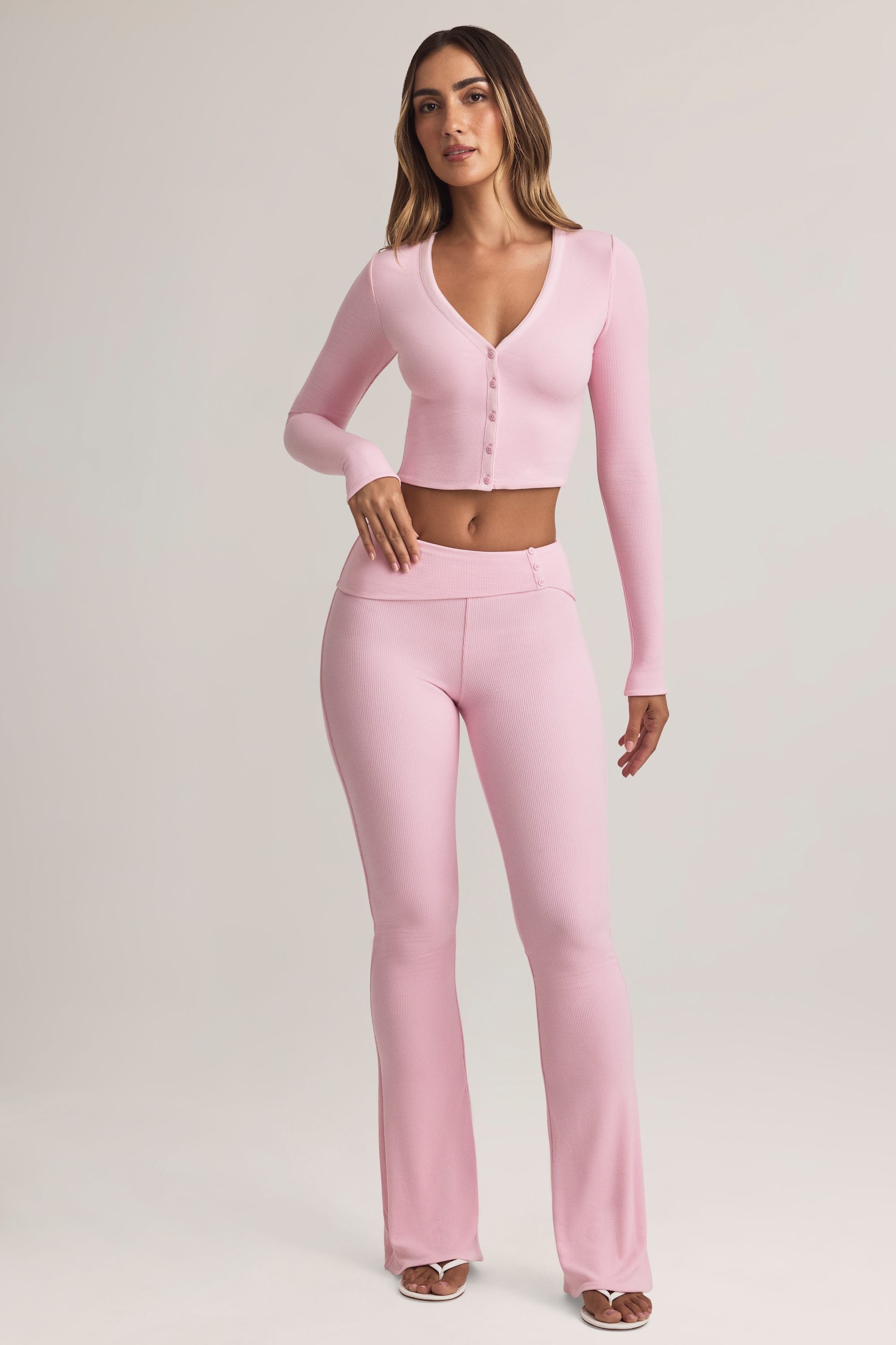 Pantalones de modal de tiro medio acampanados con cintura plegable en rosa pastel