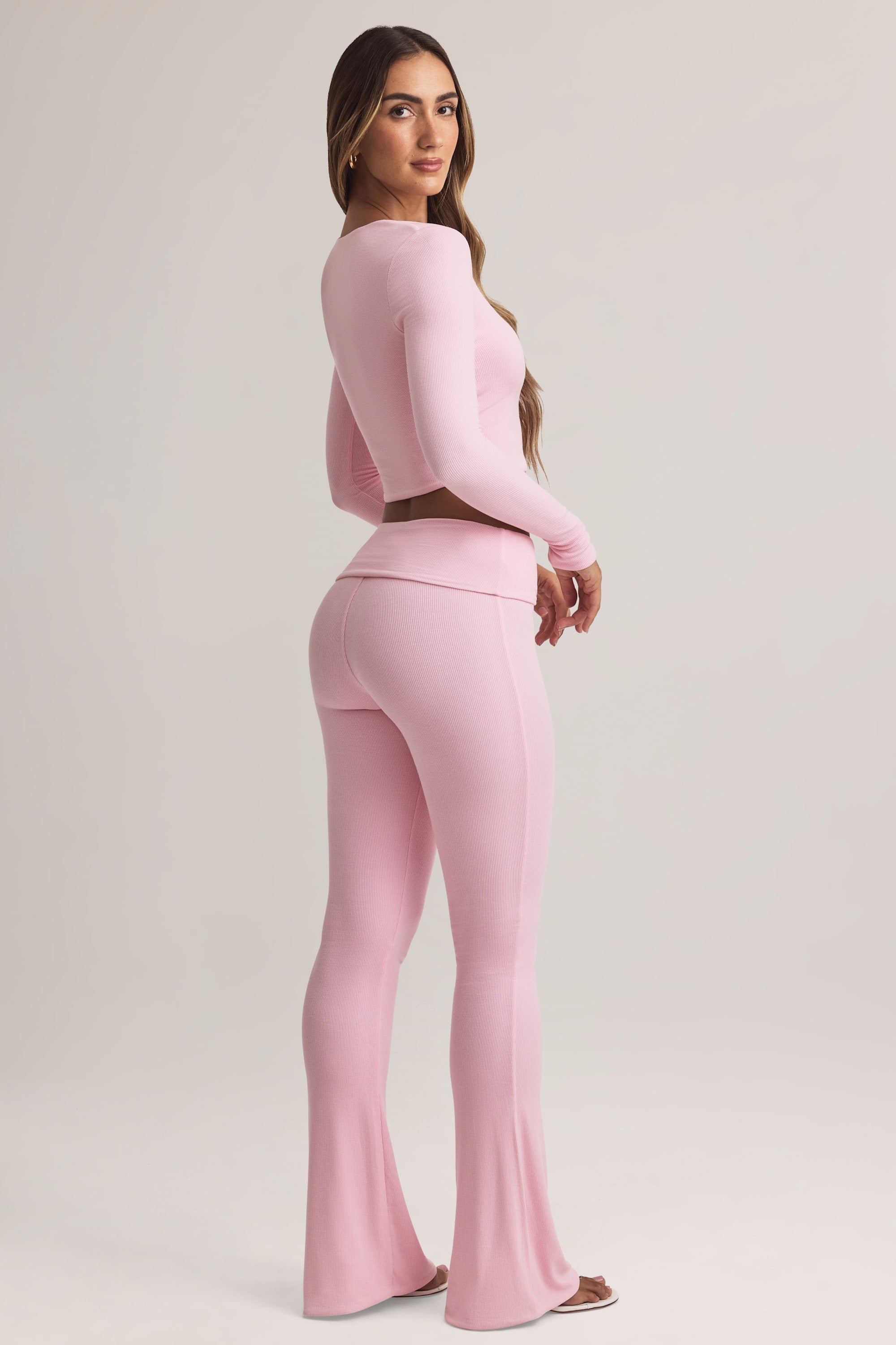 Pantalones de modal de tiro medio acampanados con cintura plegable en rosa pastel