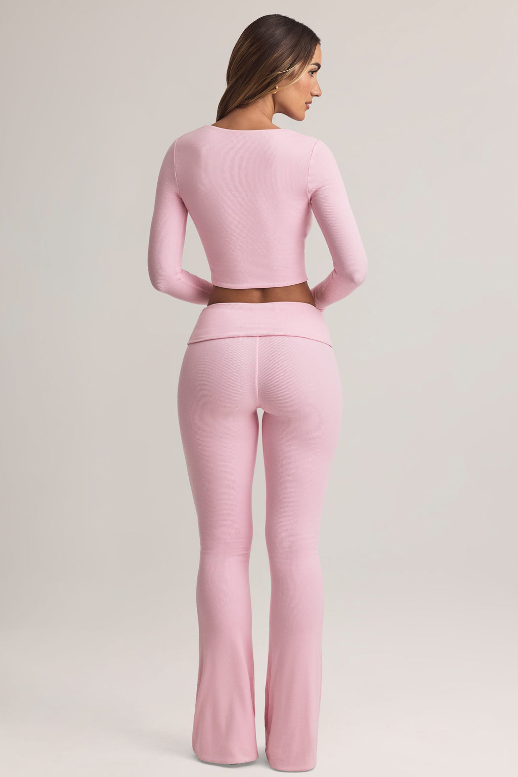 Pantalones de modal de tiro medio acampanados con cintura plegable en rosa pastel