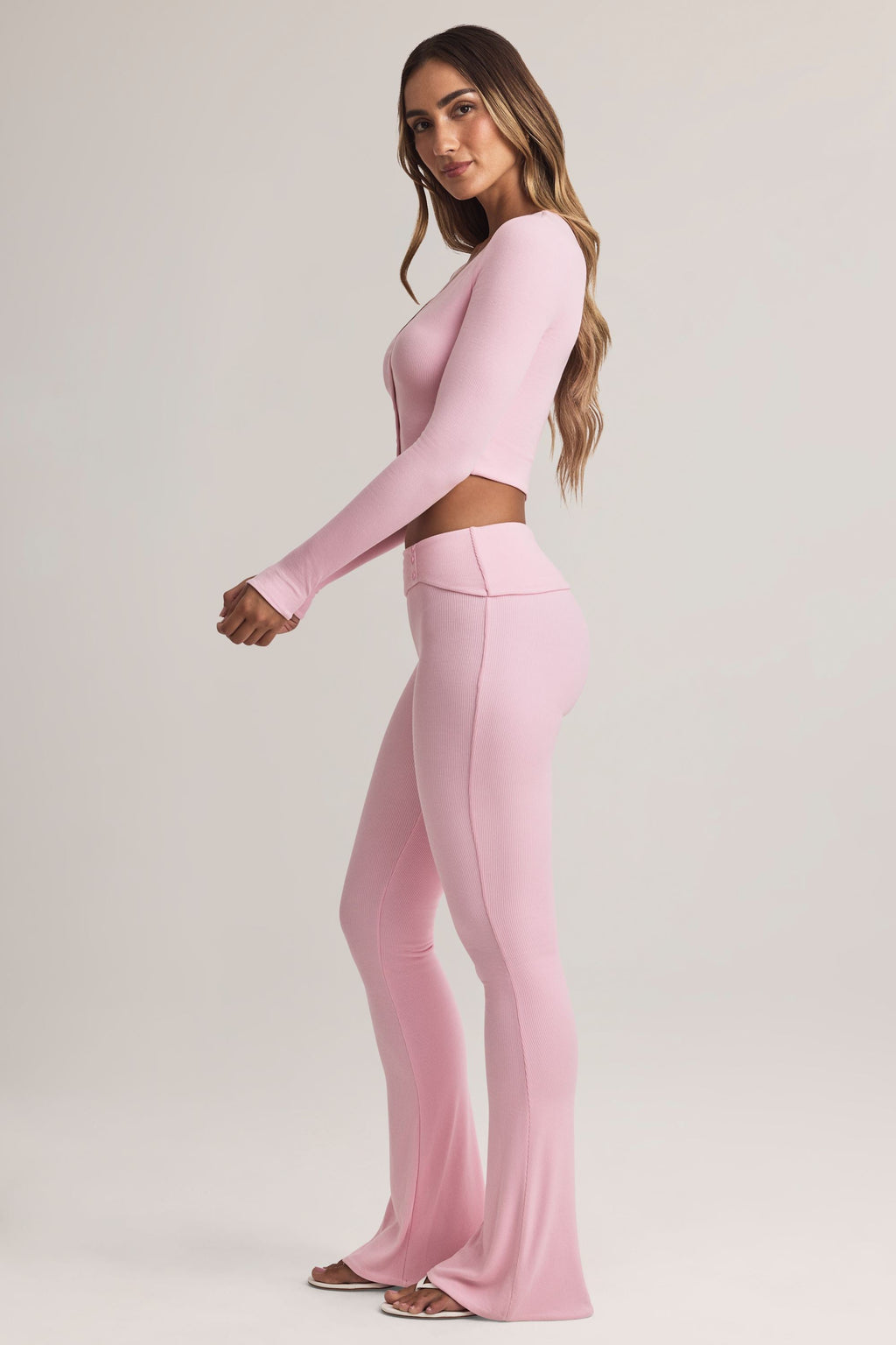 Pantalones de modal de tiro medio acampanados con cintura plegable en rosa pastel