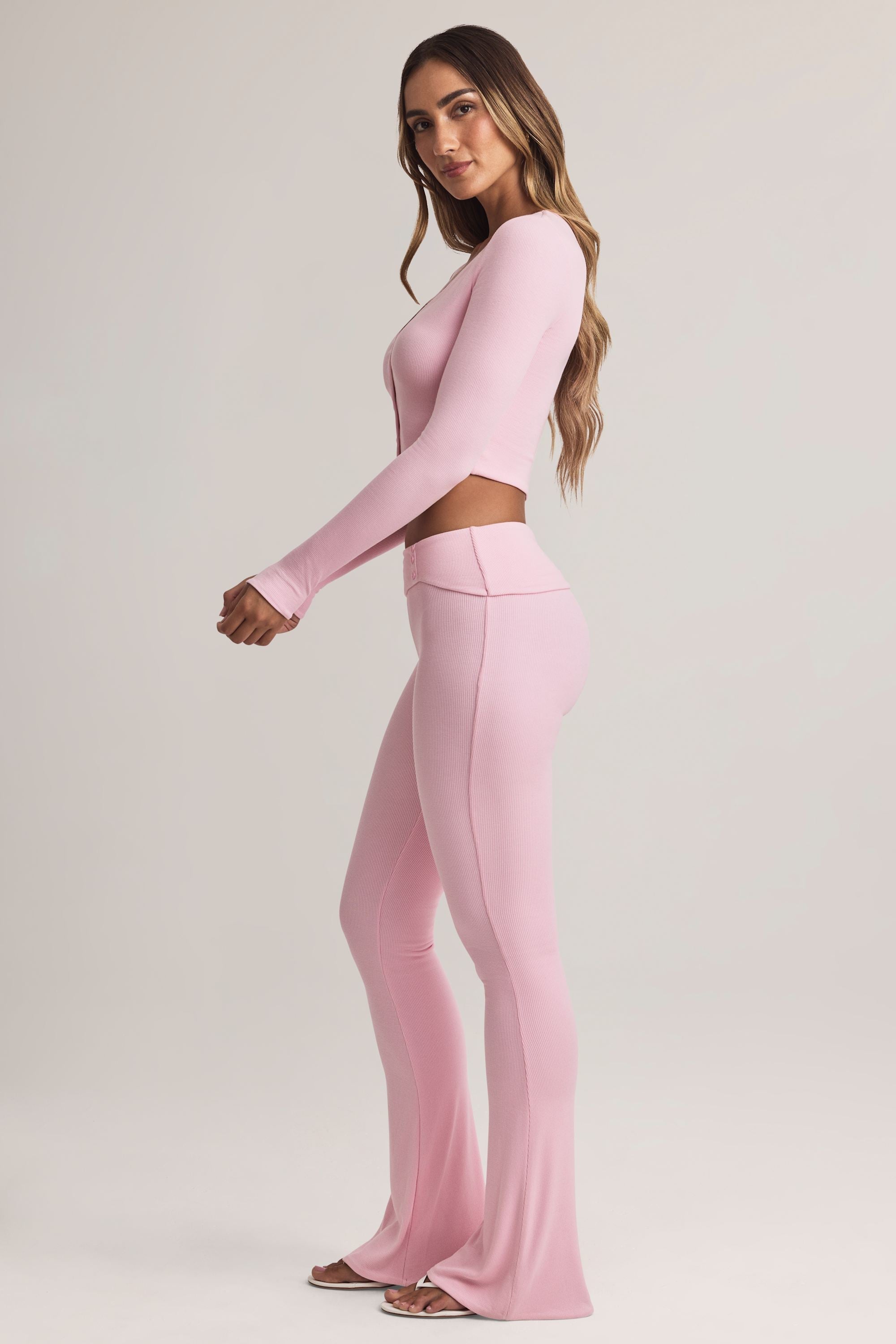 Pantalones de modal de tiro medio acampanados con cintura plegable en rosa pastel