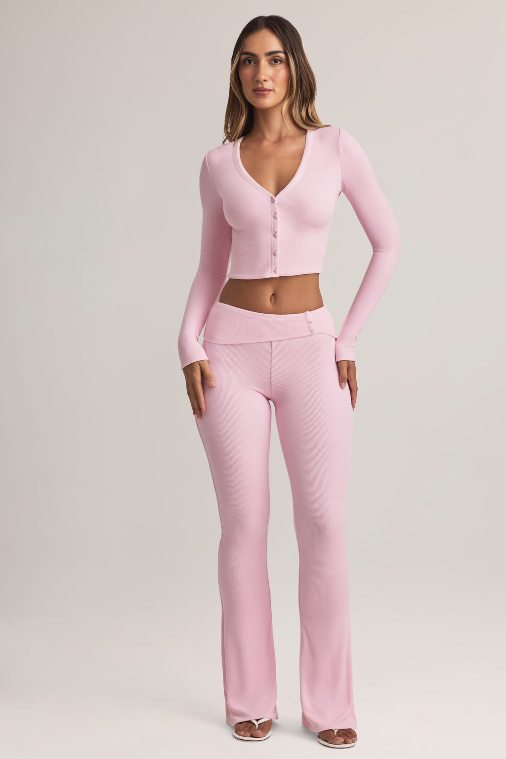 Pantalones de modal de tiro medio acampanados con cintura plegable en rosa pastel