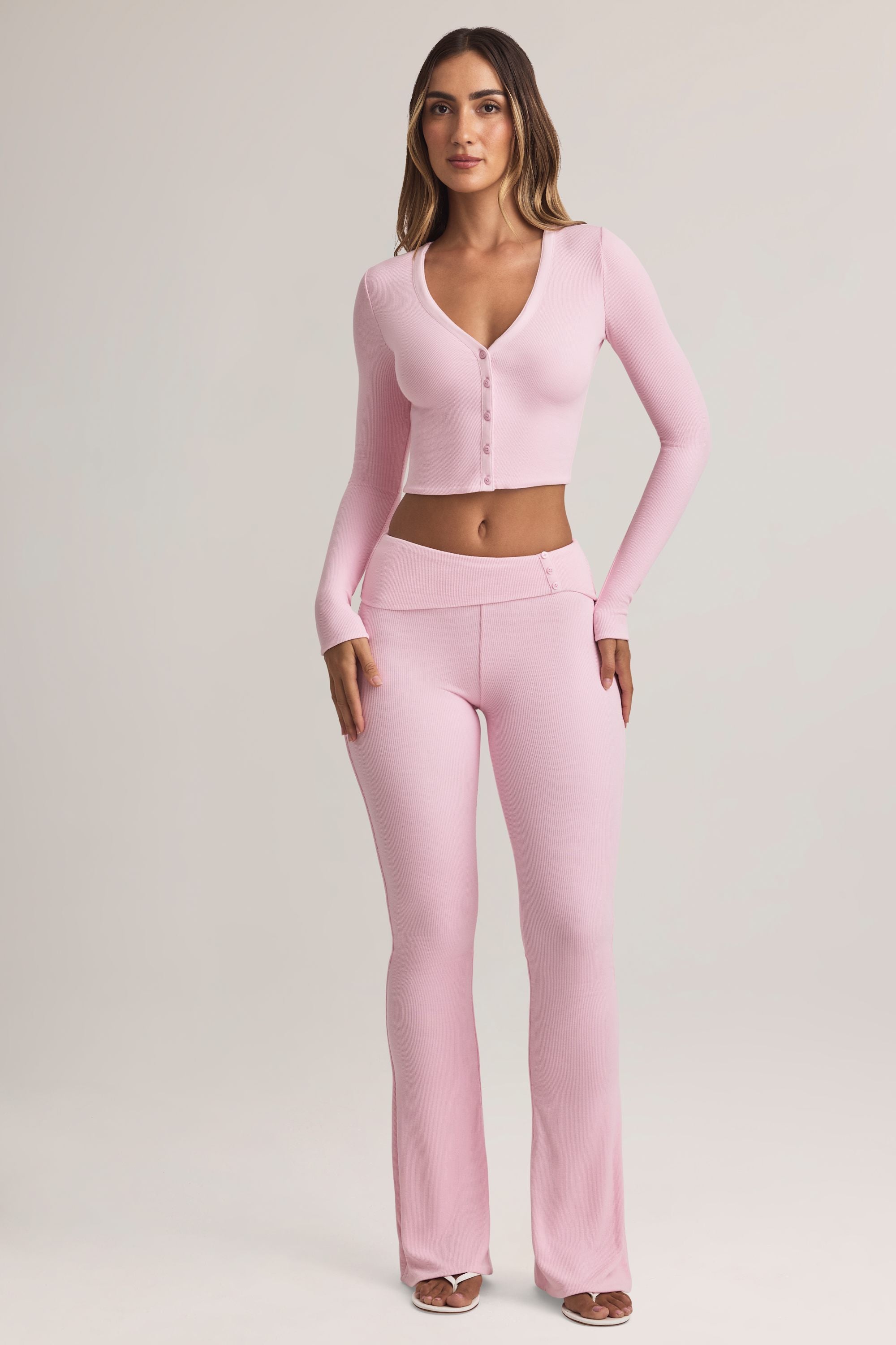 Pantalones de modal de tiro medio acampanados con cintura plegable en rosa pastel