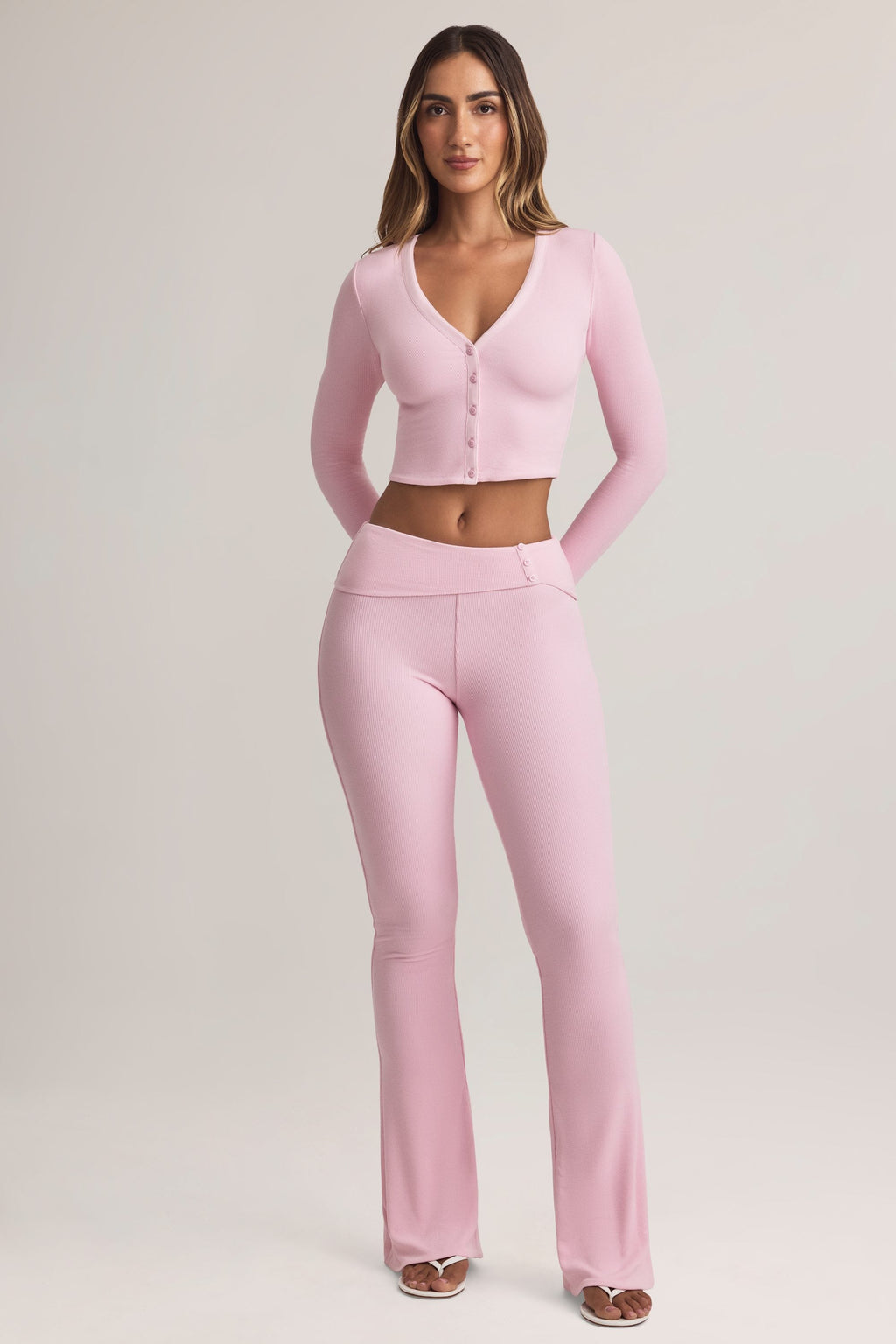 Pantalones de modal de tiro medio acampanados con cintura plegable en rosa pastel