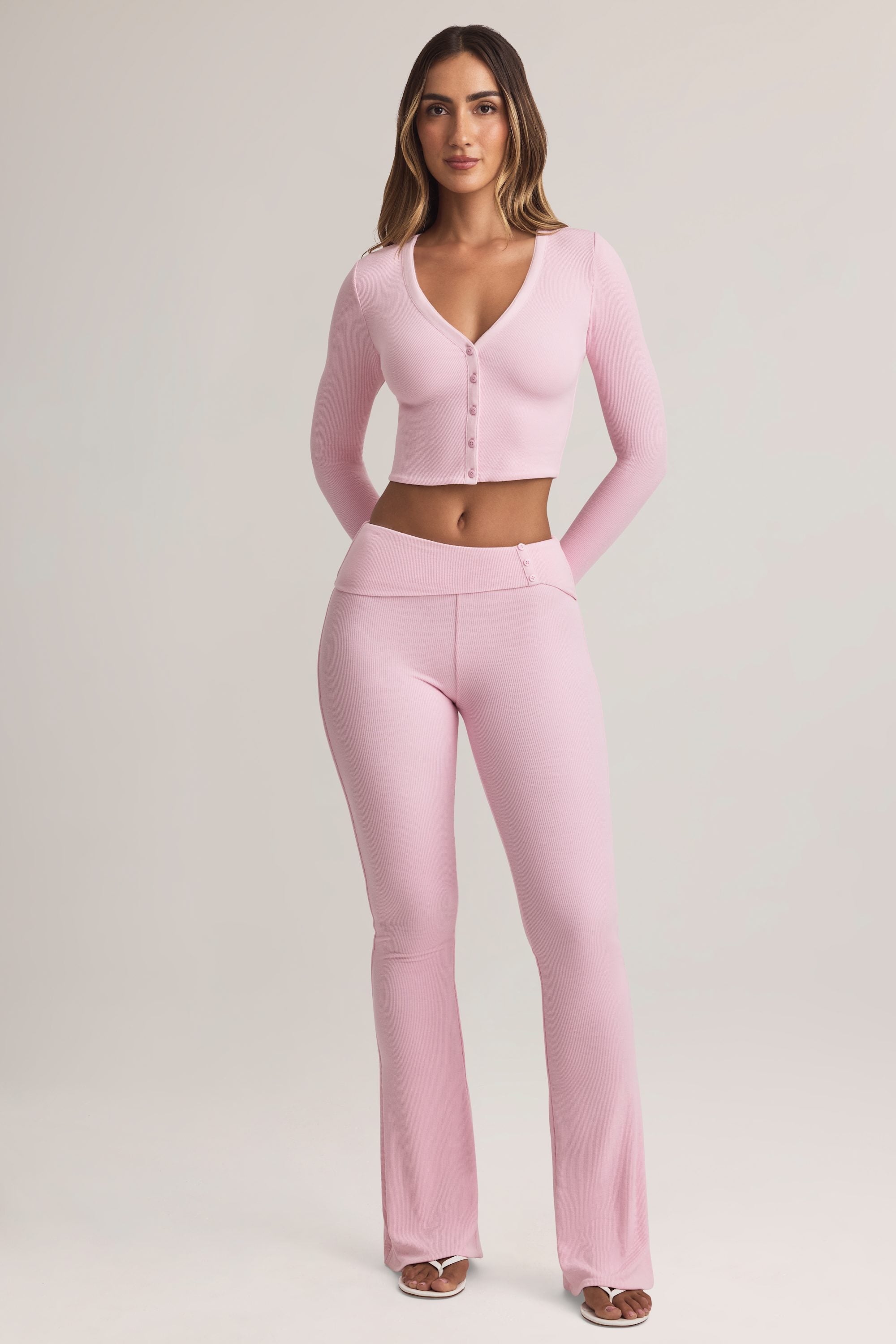 Pantalones de modal de tiro medio acampanados con cintura plegable en rosa pastel