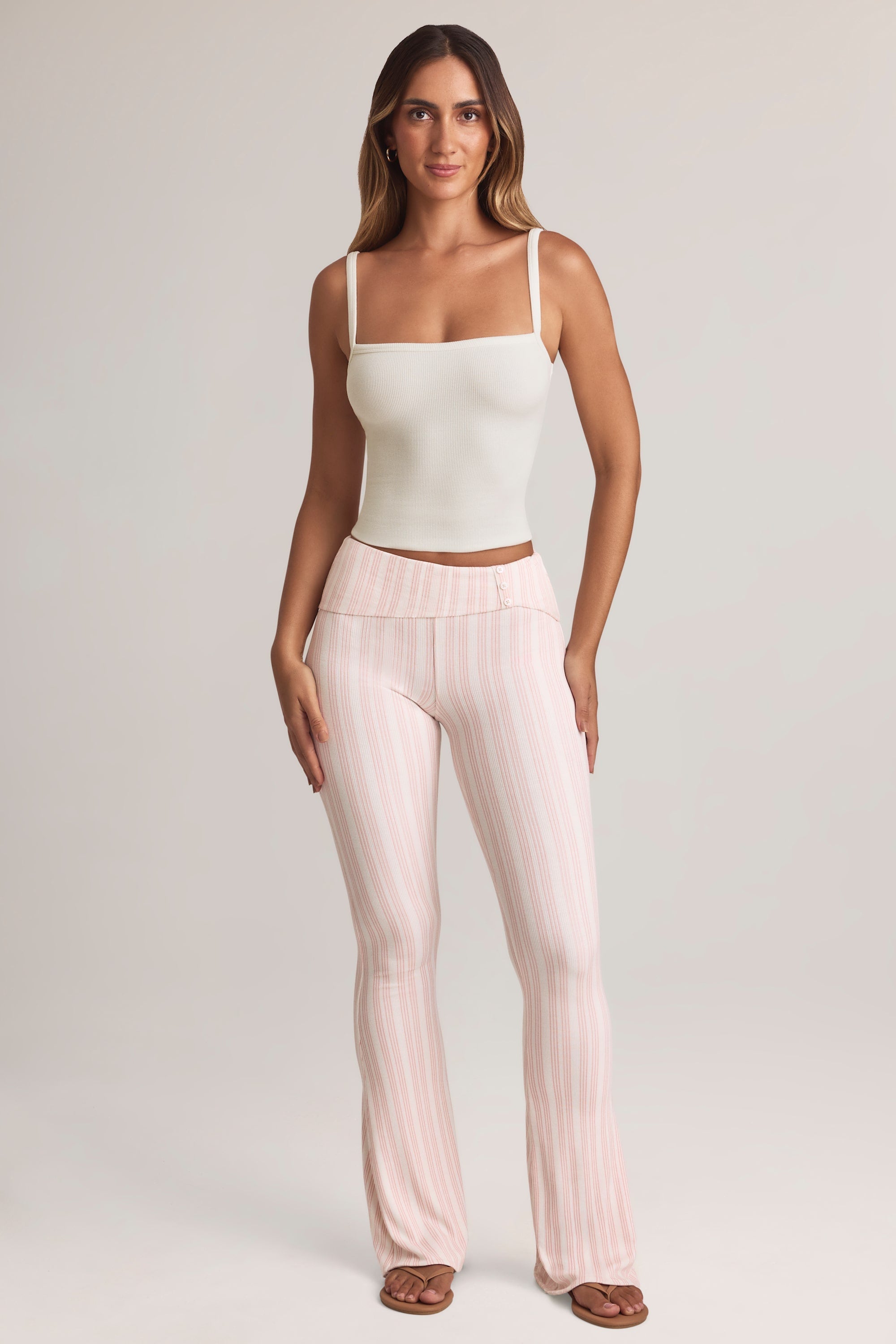 Pantalones acampanados de modal con cintura plegada de tiro medio, estampado a rayas