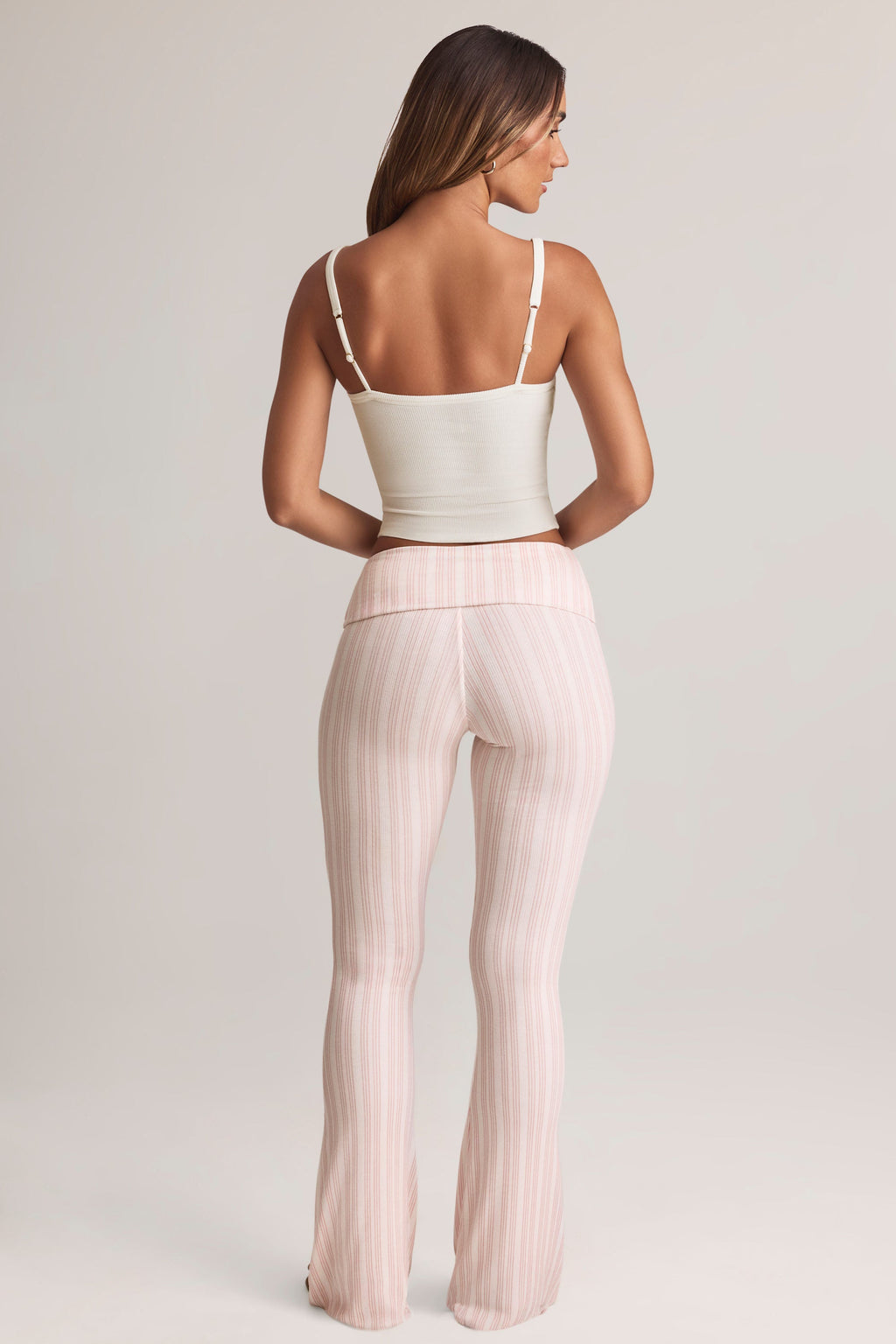 Pantalones acampanados de modal con cintura plegada de tiro medio, estampado a rayas