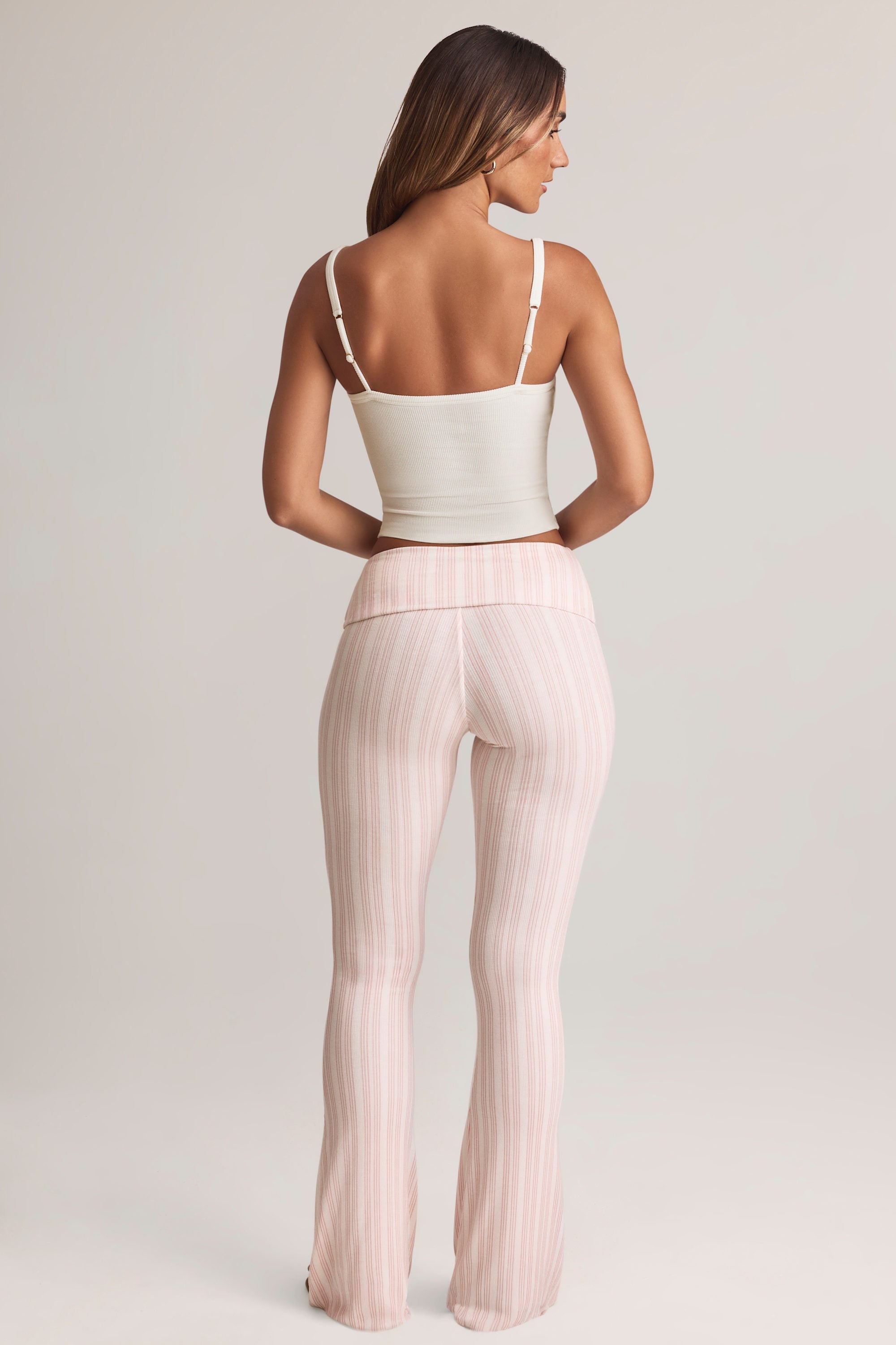 Pantalones acampanados de modal con cintura plegada de tiro medio, estampado a rayas